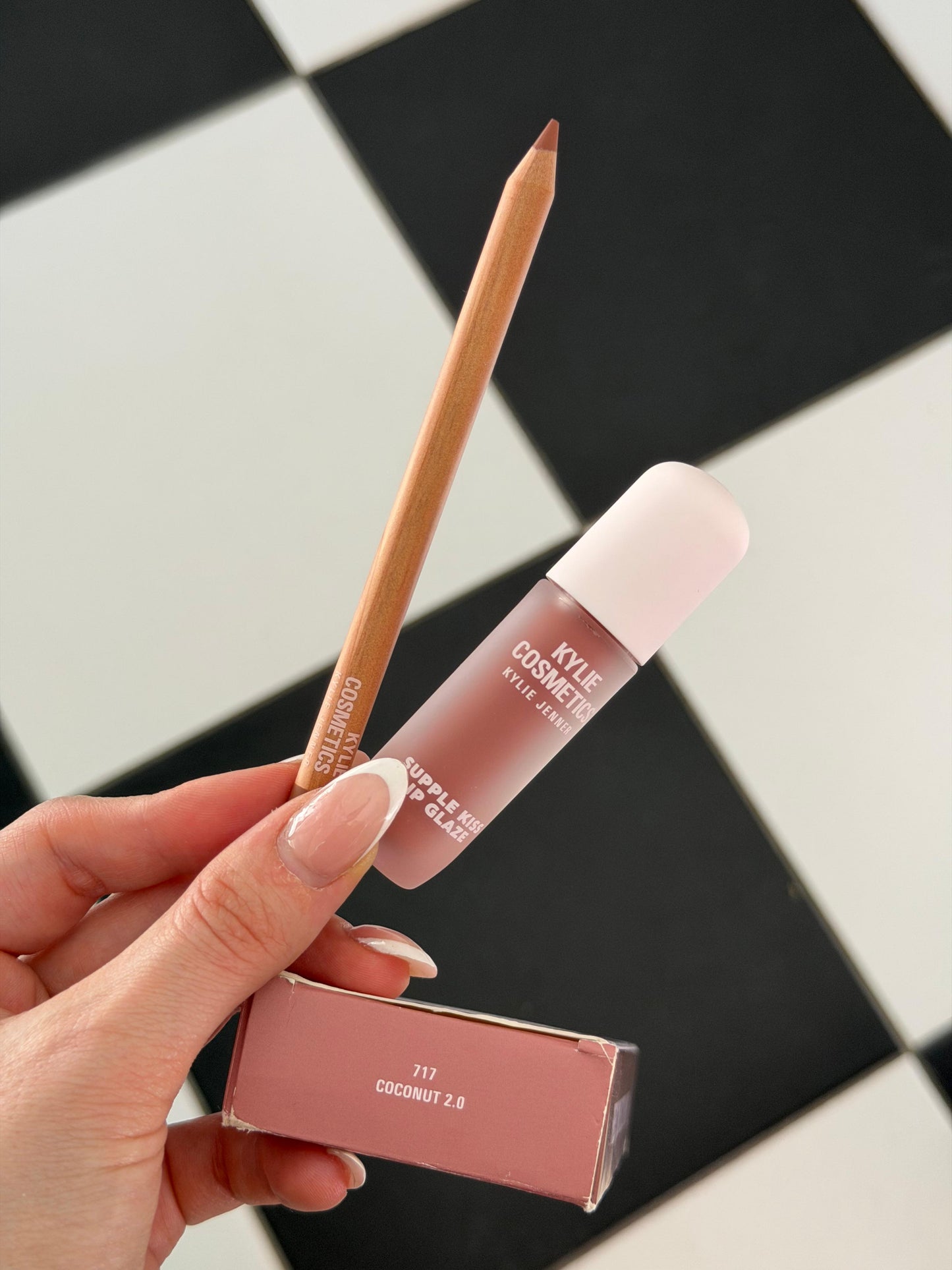 KYLIE COSMETICS Supple Kiss Lip Glaze & Precision Pout Lip Liner Duo Gift Set (717)
Glowy + Sculpted Lip Look