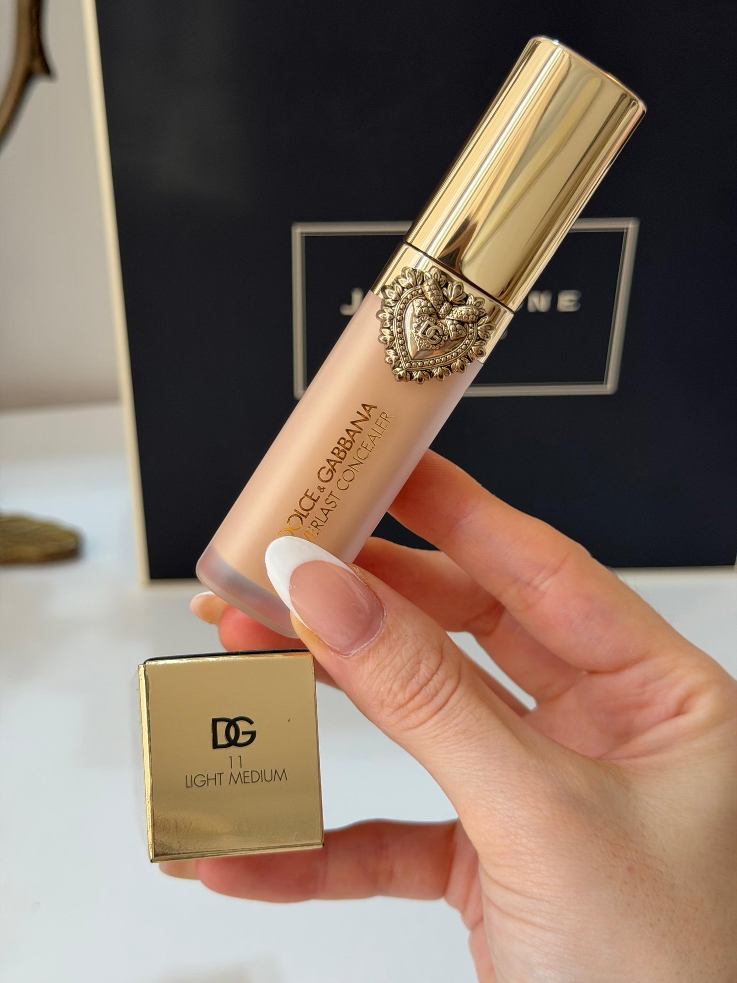 DOLCE&GABBANA Everlast Concealer 
24H Wear Crease-Proof Hydrating (11)