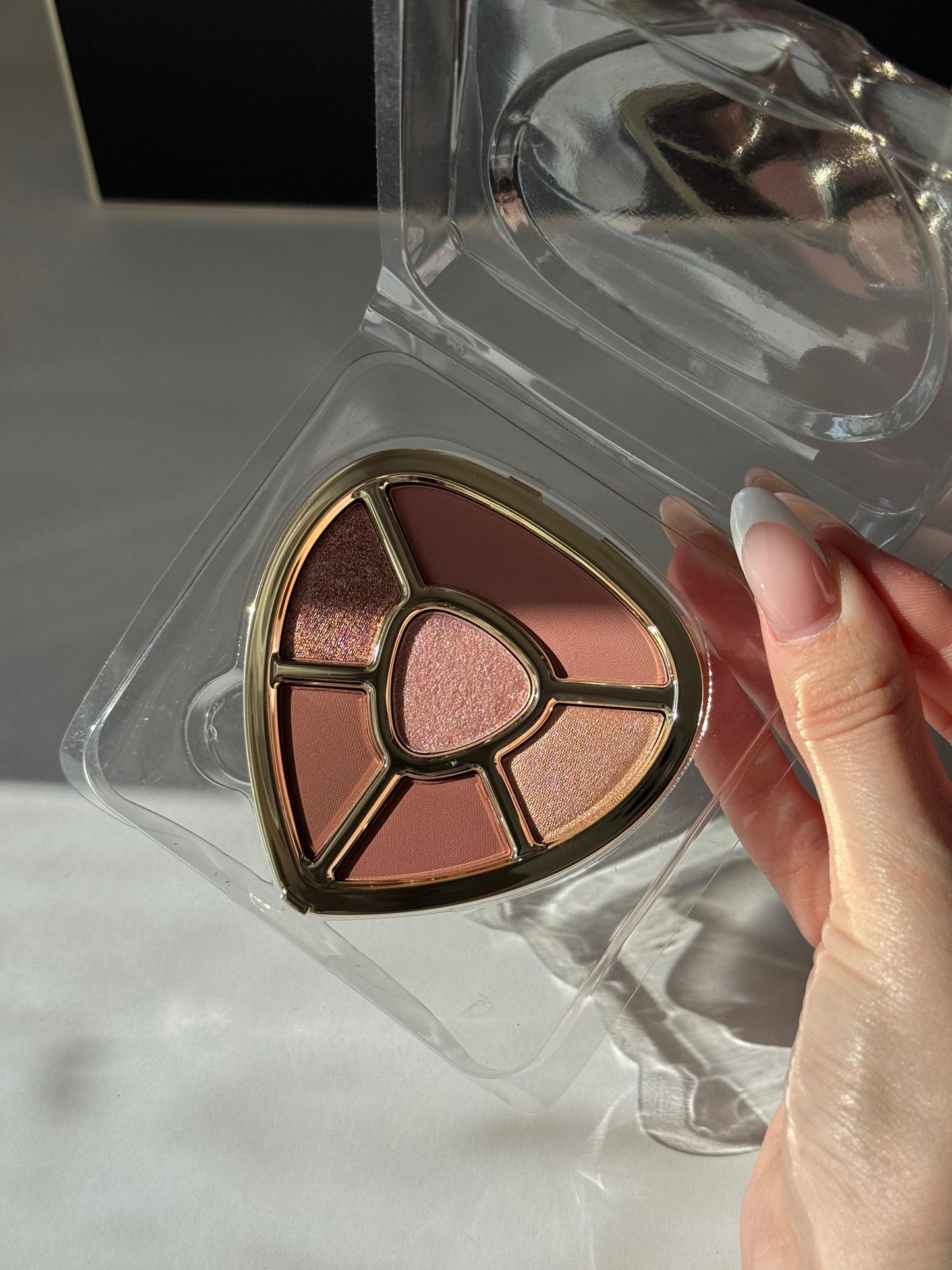 DOLCE&GABBANA Ever Icon Eye Palette (02)
10H Multi-Finish Day To Night Eyeshadows