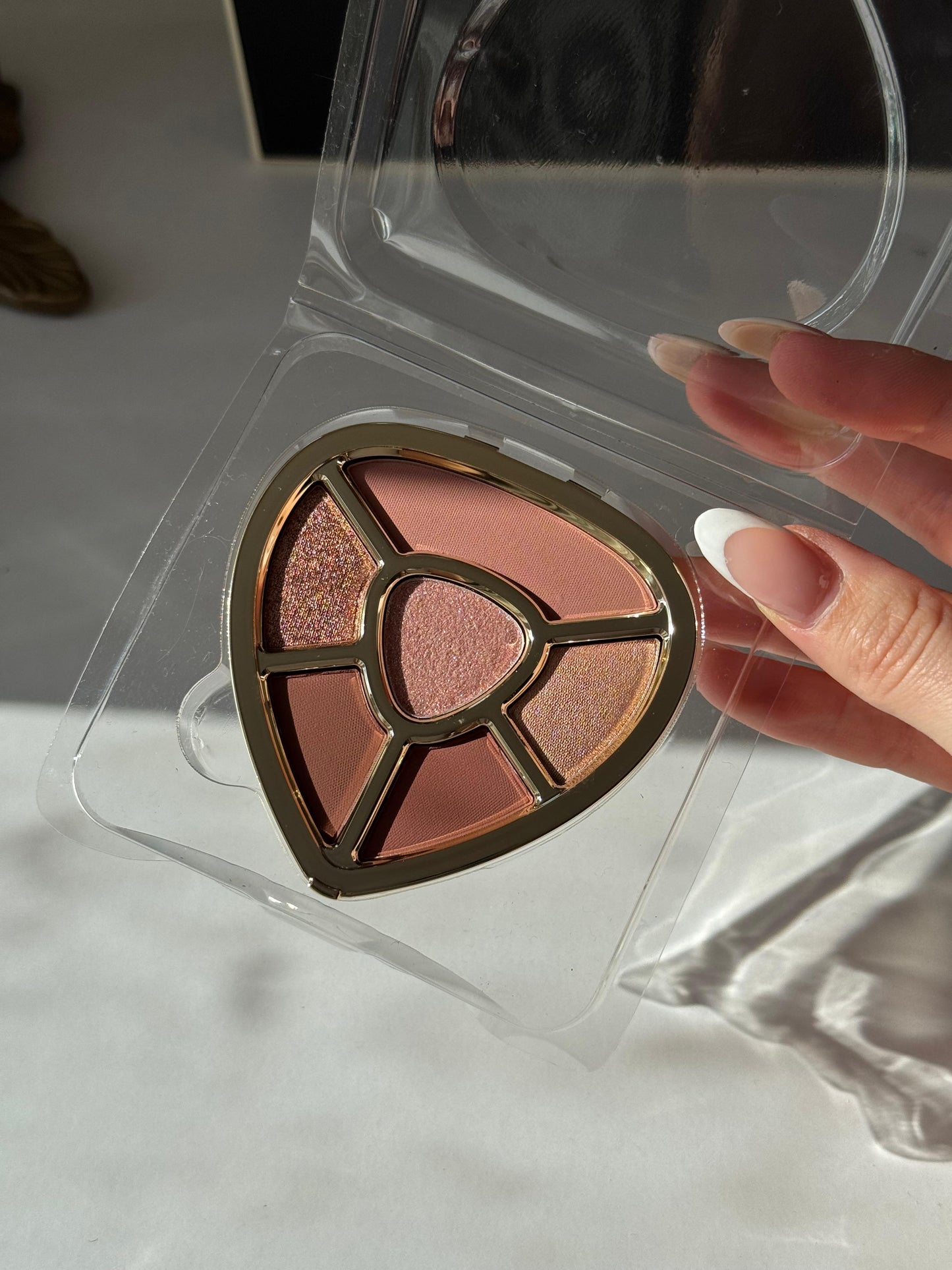 DOLCE&GABBANA Ever Icon Eye Palette (02)
10H Multi-Finish Day To Night Eyeshadows