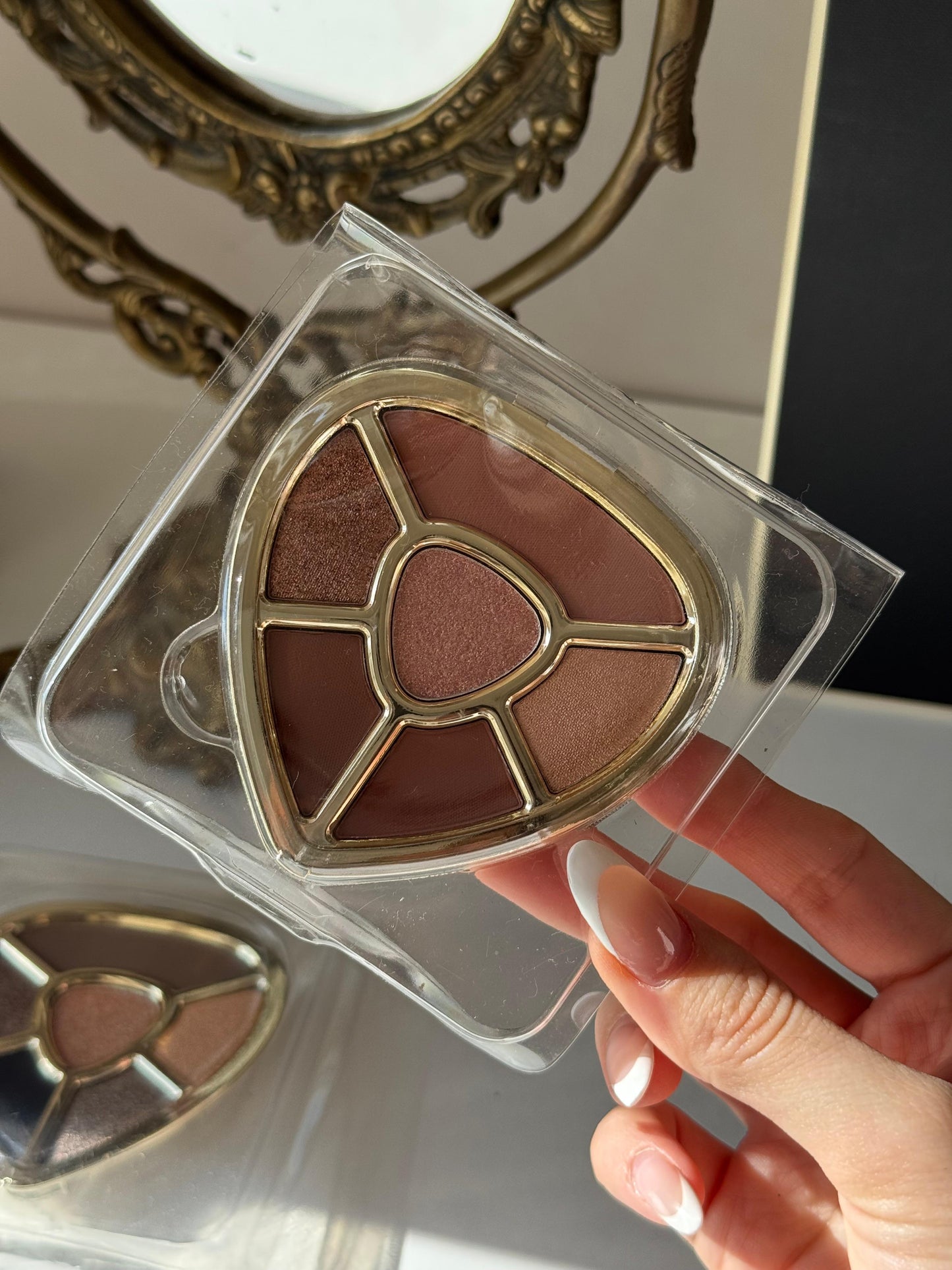 DOLCE&GABBANA Ever Icon Eye Palette (02)
10H Multi-Finish Day To Night Eyeshadows