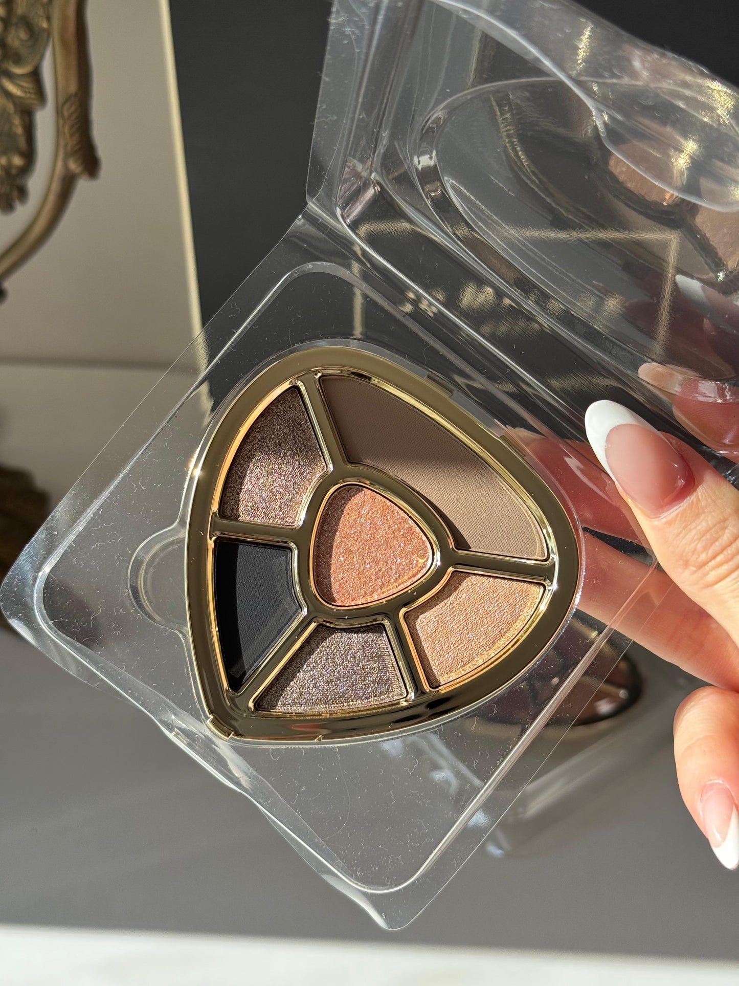 DOLCE&GABBANA Ever Icon Eye Palette (03)
10H Multi-Finish Day To Night Eyeshadows