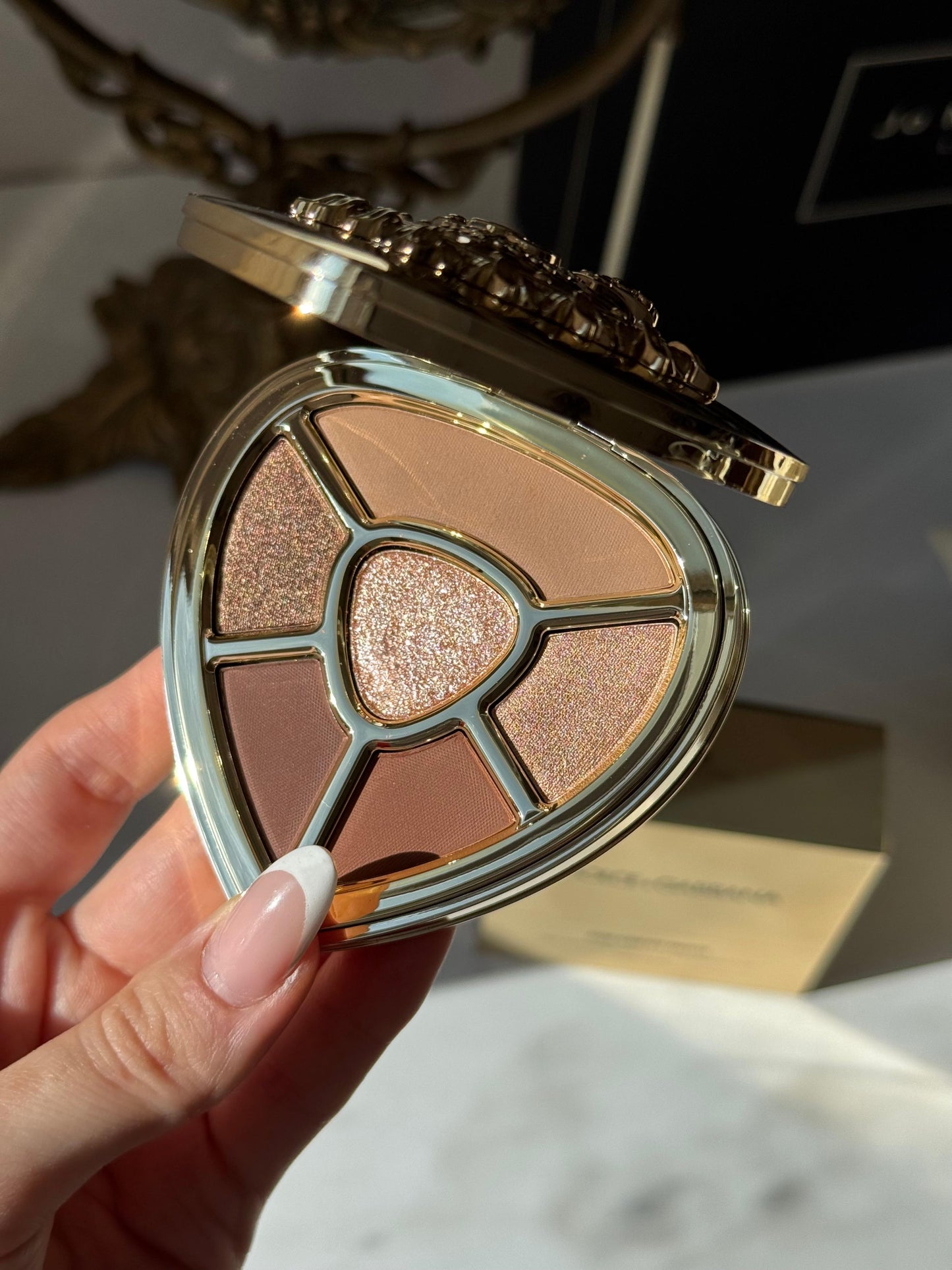 DOLCE&GABBANA Ever Icon Eye Palette (01)
10H Multi-Finish Day To Night Eyeshadow