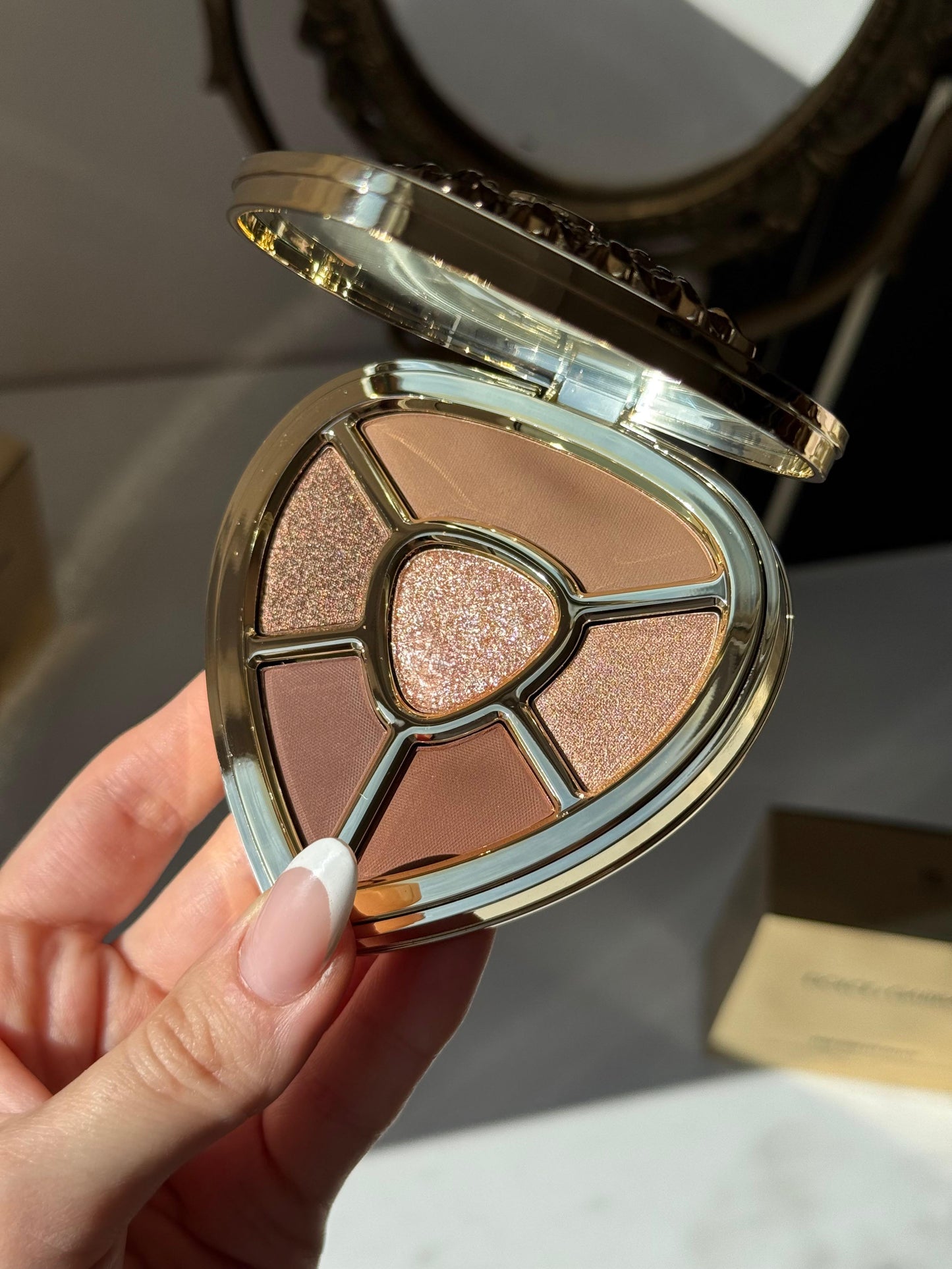 DOLCE&GABBANA Ever Icon Eye Palette (01)
10H Multi-Finish Day To Night Eyeshadow