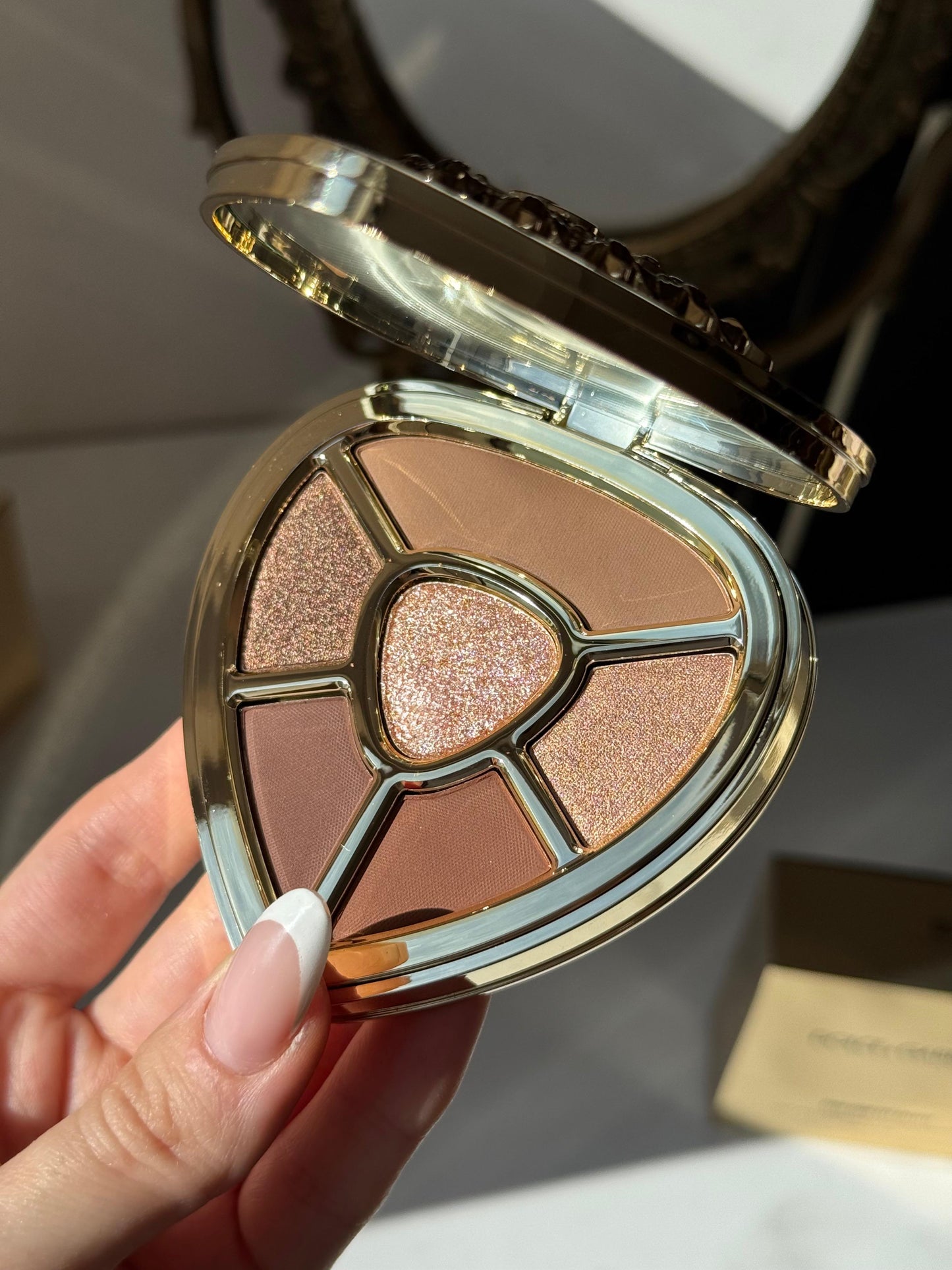 DOLCE&GABBANA Ever Icon Eye Palette (01)
10H Multi-Finish Day To Night Eyeshadow