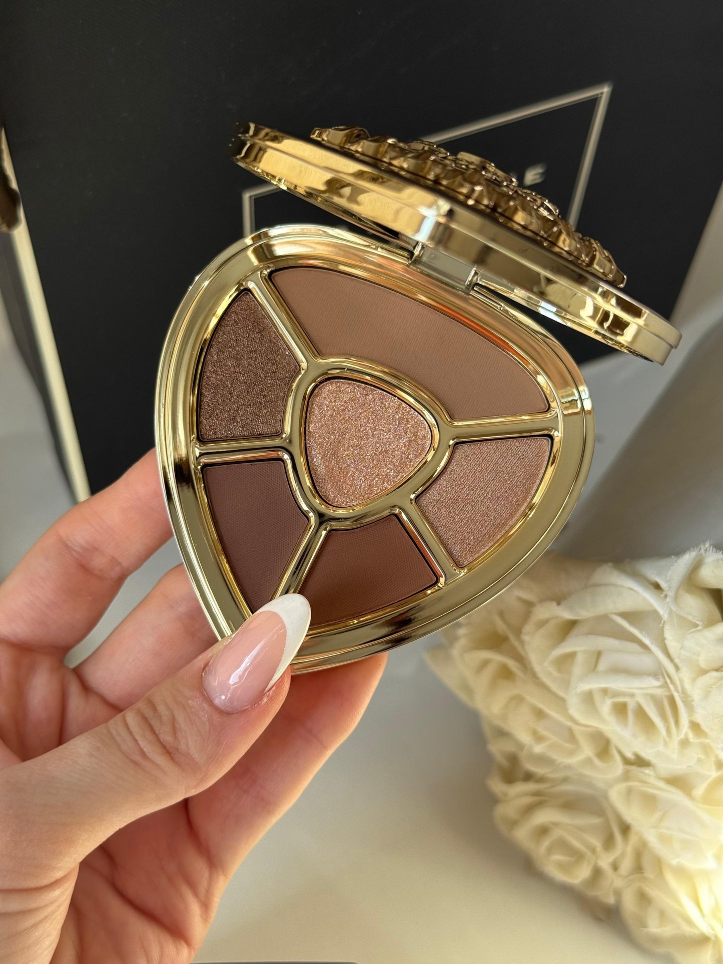 DOLCE&GABBANA Ever Icon Eye Palette (01)
10H Multi-Finish Day To Night Eyeshadow