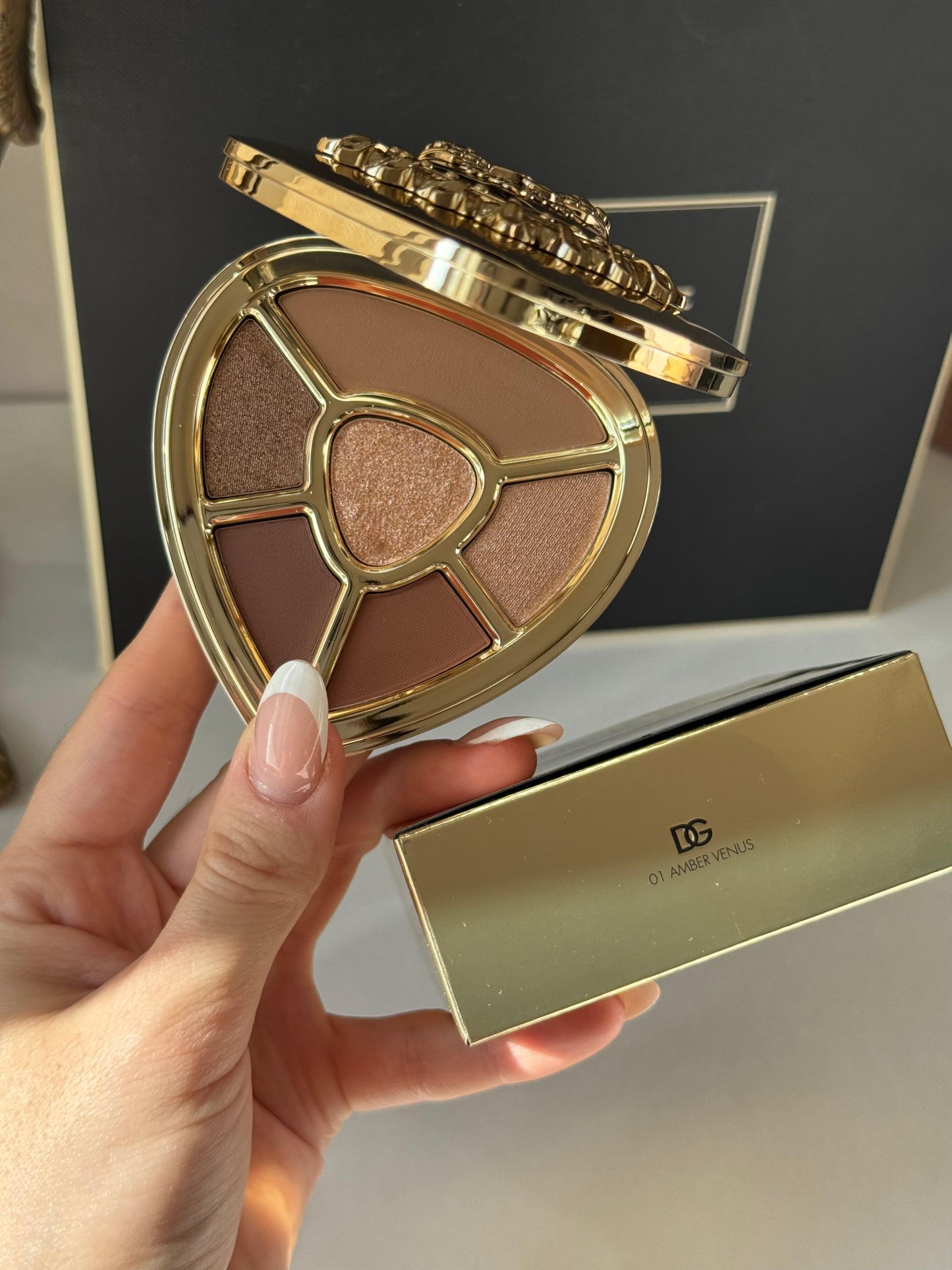 DOLCE&GABBANA Ever Icon Eye Palette (01)
10H Multi-Finish Day To Night Eyeshadow