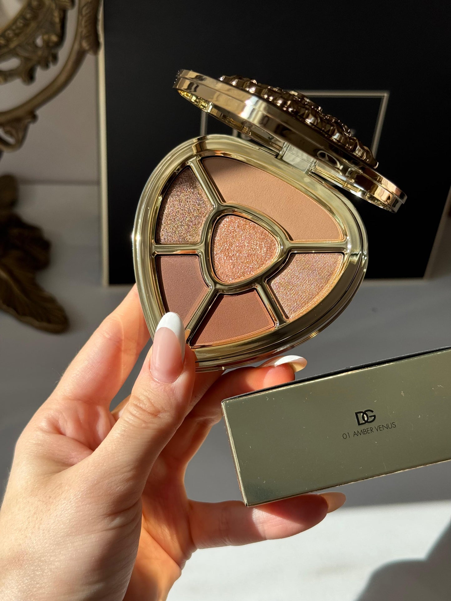 DOLCE&GABBANA Ever Icon Eye Palette (01)
10H Multi-Finish Day To Night Eyeshadow