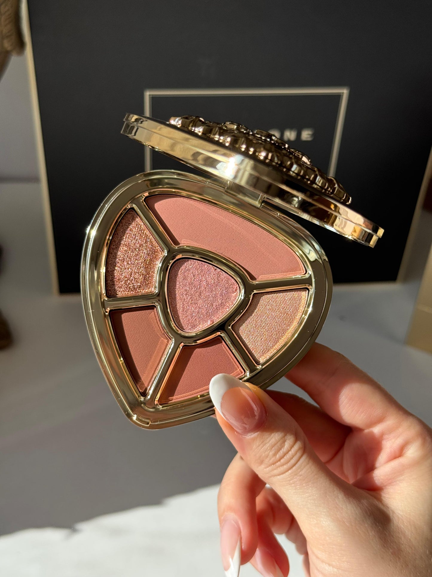 DOLCE&GABBANA Ever Icon Eye Palette (02)
10H Multi-Finish Day To Night Eyeshadow