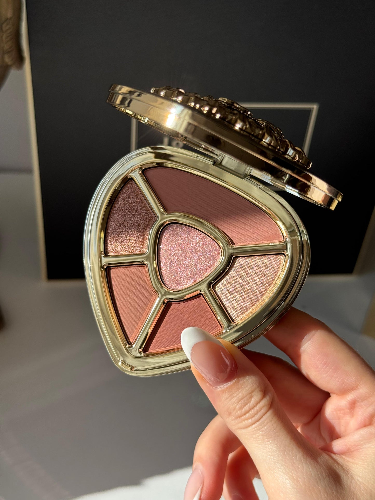 DOLCE&GABBANA Ever Icon Eye Palette (02)
10H Multi-Finish Day To Night Eyeshadow