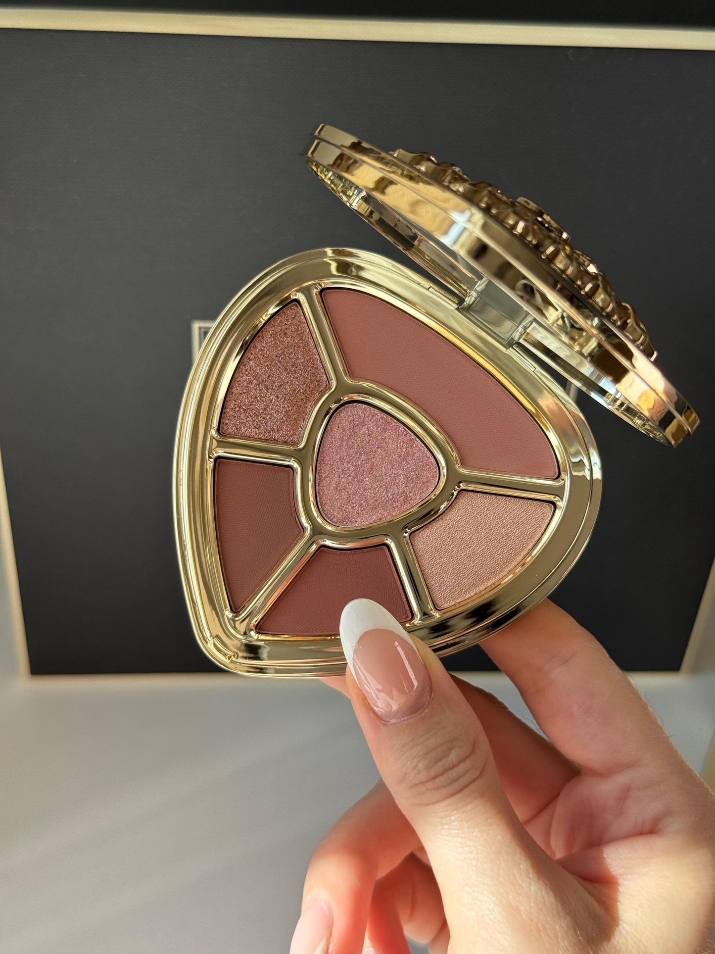 DOLCE&GABBANA Ever Icon Eye Palette (02)
10H Multi-Finish Day To Night Eyeshadow