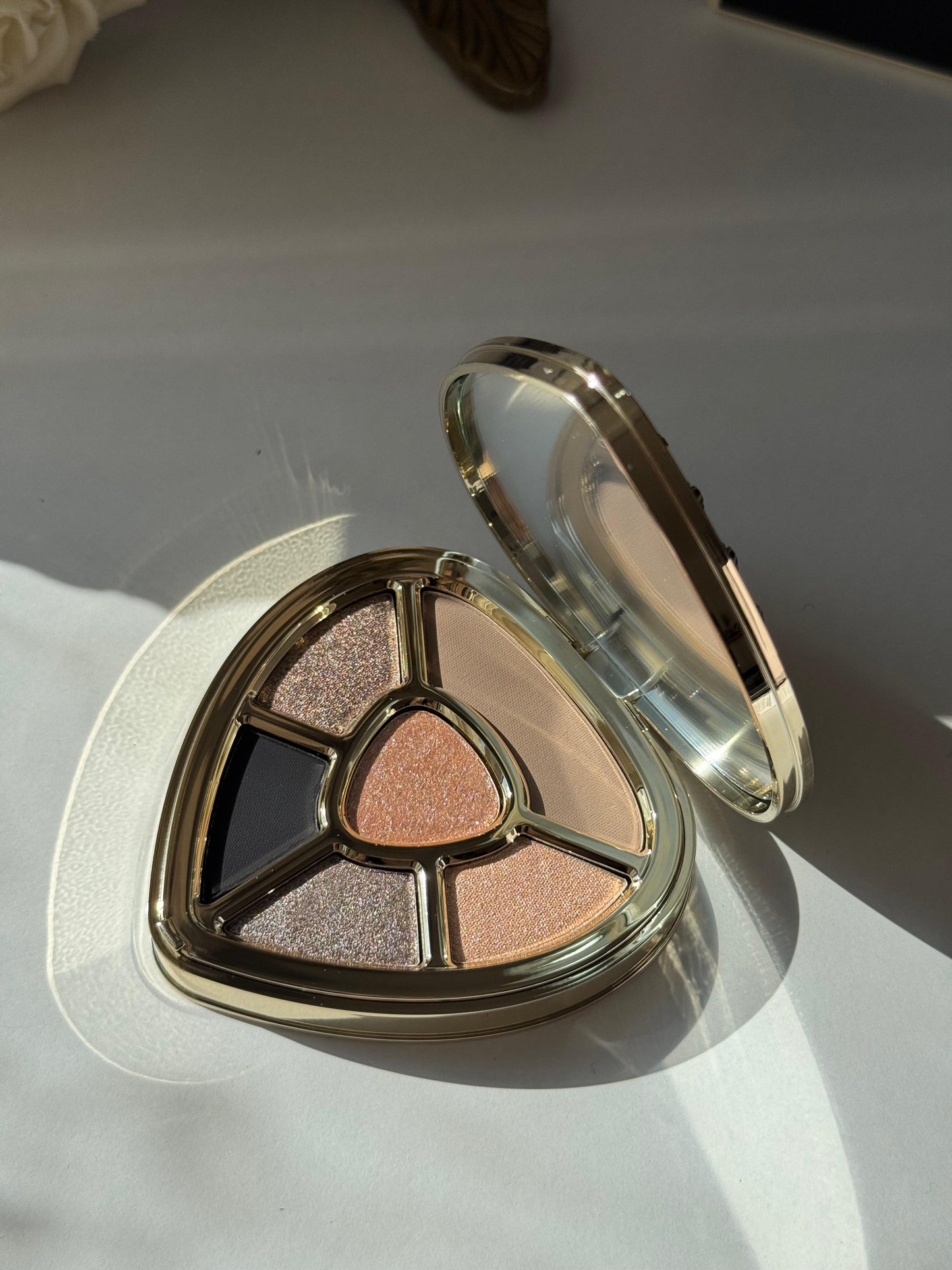 DOLCE&GABBANA Ever Icon Eye Palette (03)
10H Multi-Finish Day To Night Eyeshadow