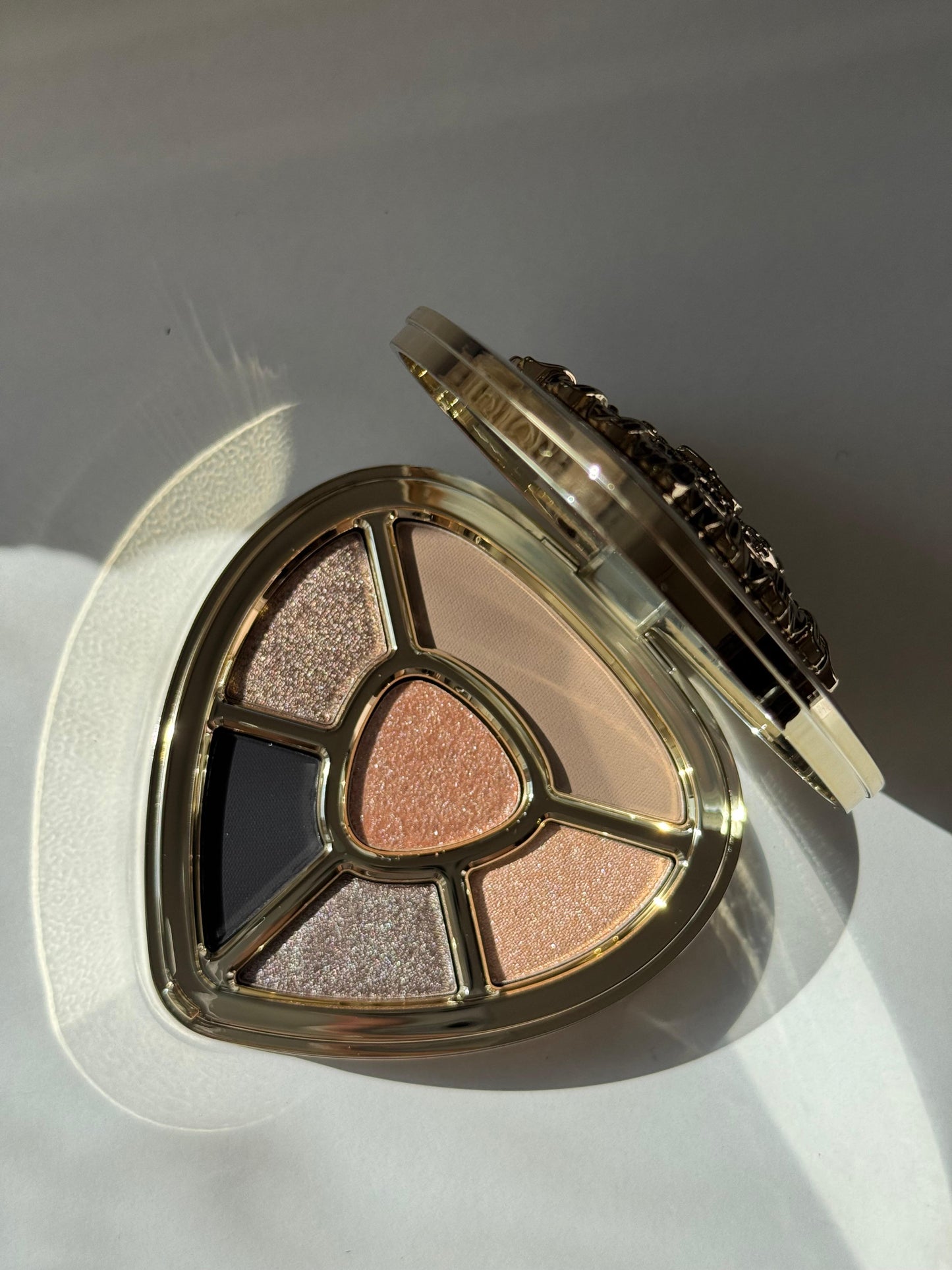 DOLCE&GABBANA Ever Icon Eye Palette (03)
10H Multi-Finish Day To Night Eyeshadow