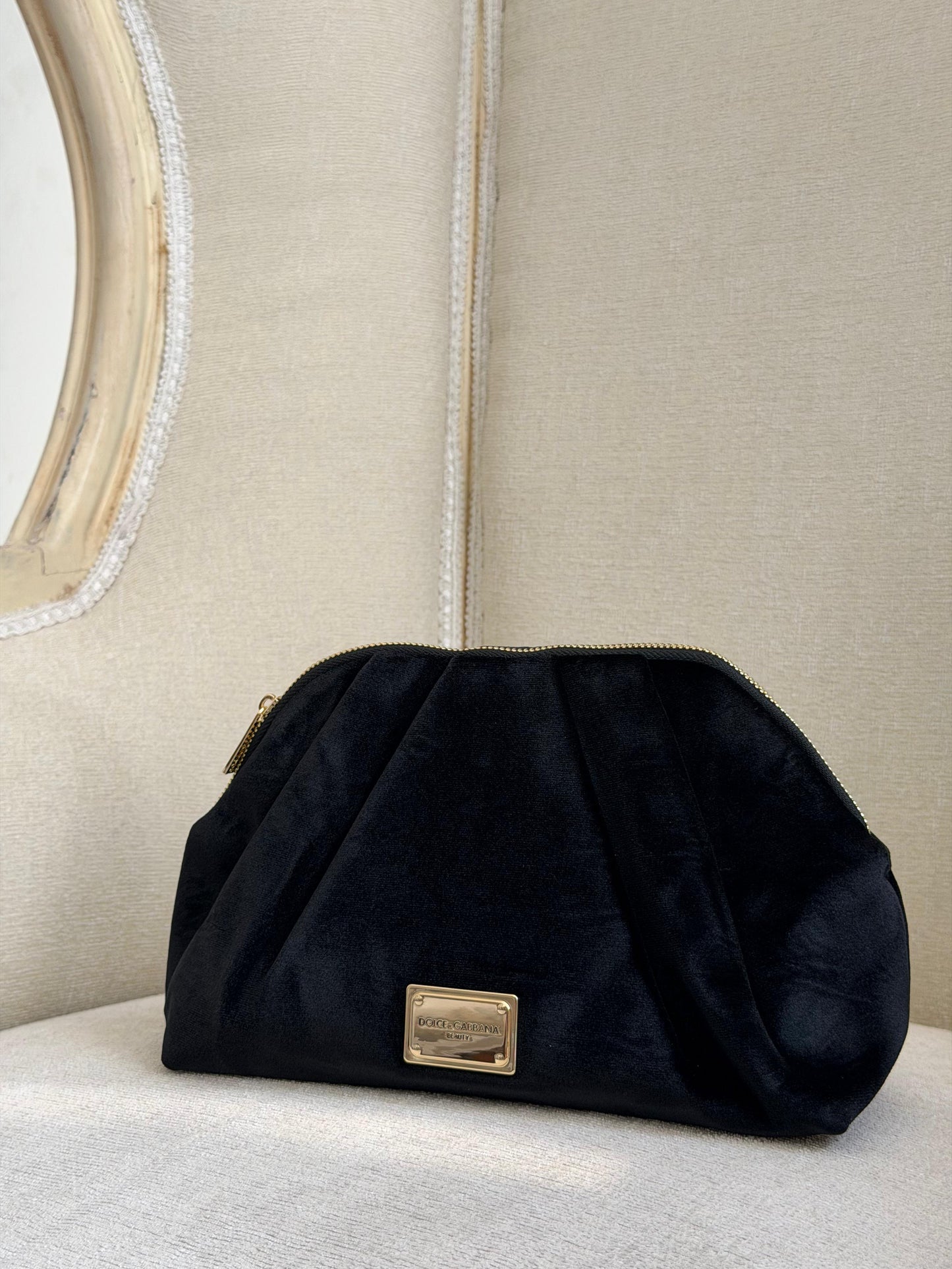 DOLCE&GABBANA
Luxury Black Velvet Beauty Pouch
