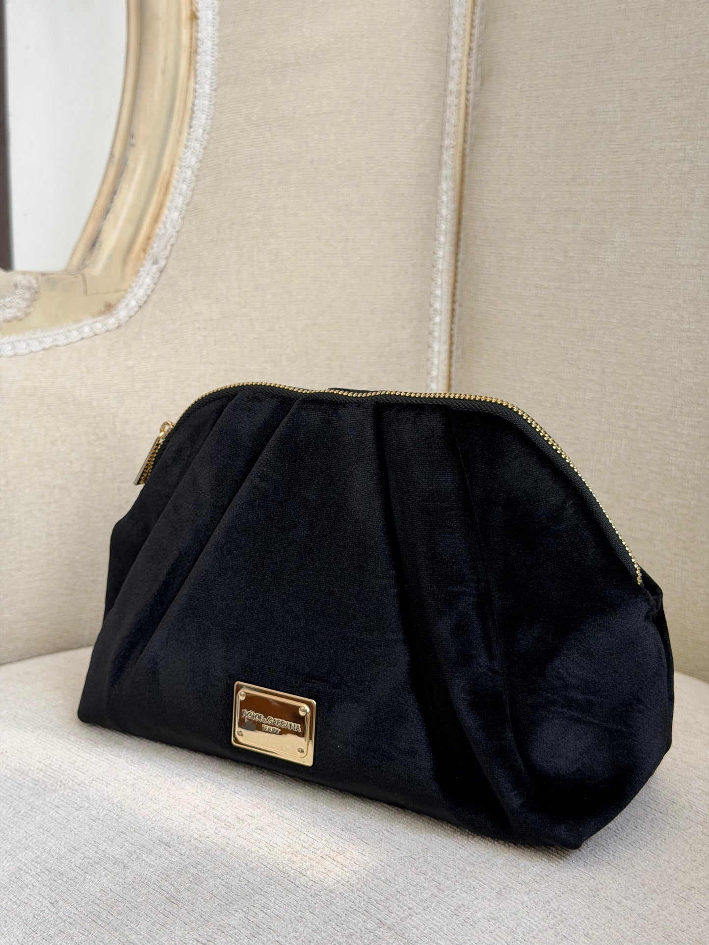 DOLCE&GABBANA
Luxury Black Velvet Beauty Pouch