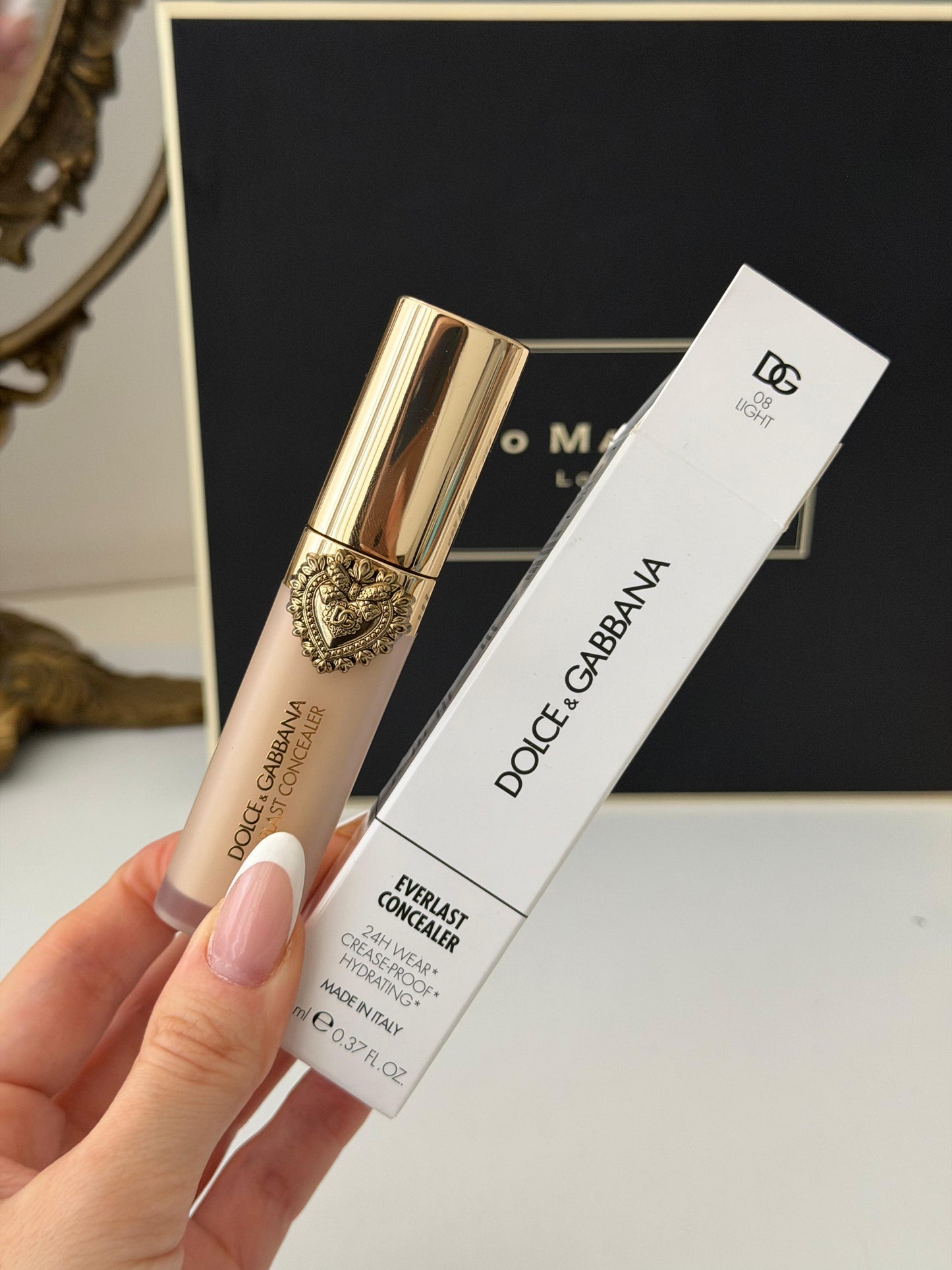 DOLCE&GABBANA Everlast Concealer 
24H Wear Crease-Proof Hydrating (08)