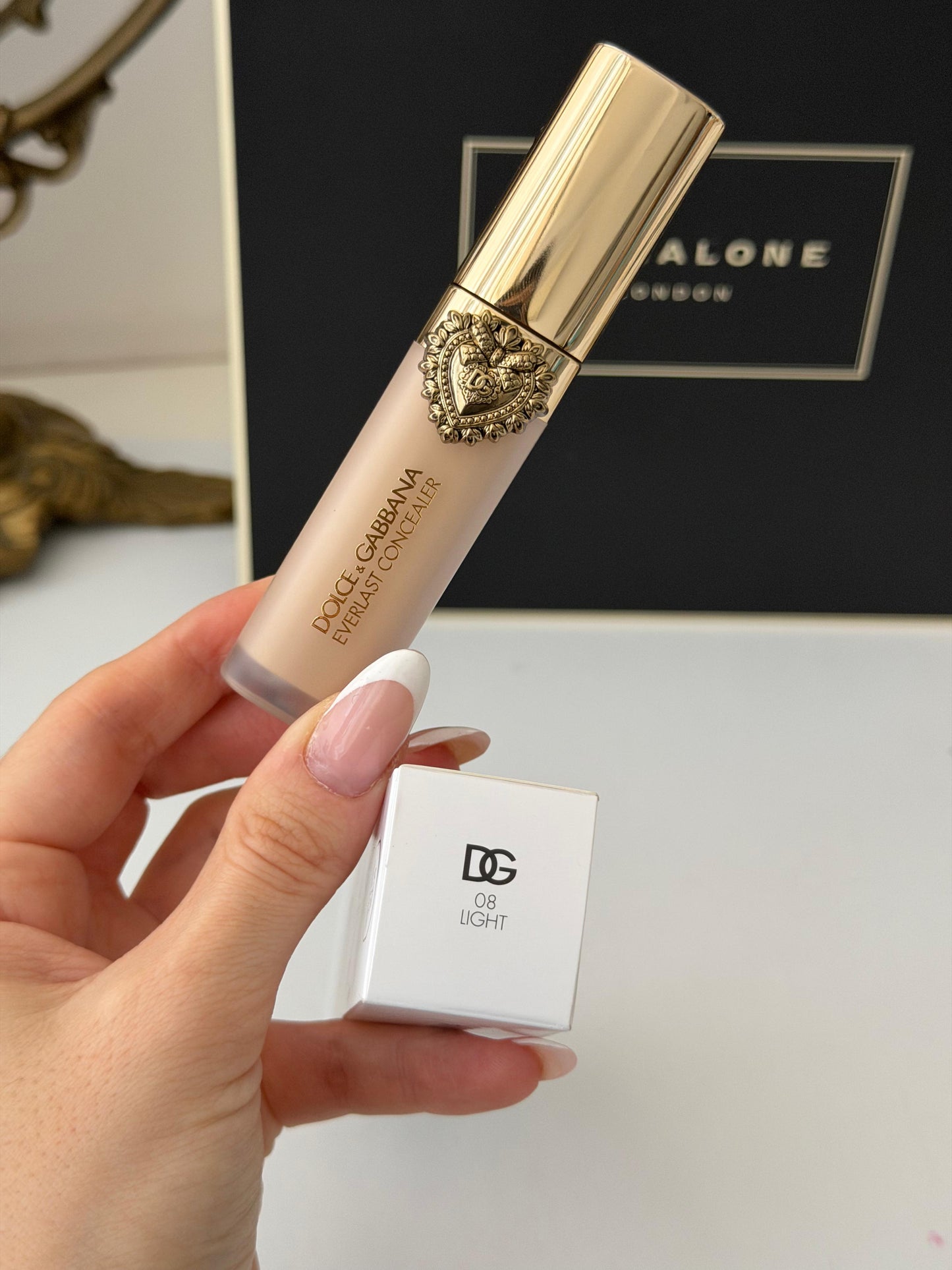 DOLCE&GABBANA Everlast Concealer 
24H Wear Crease-Proof Hydrating (08)