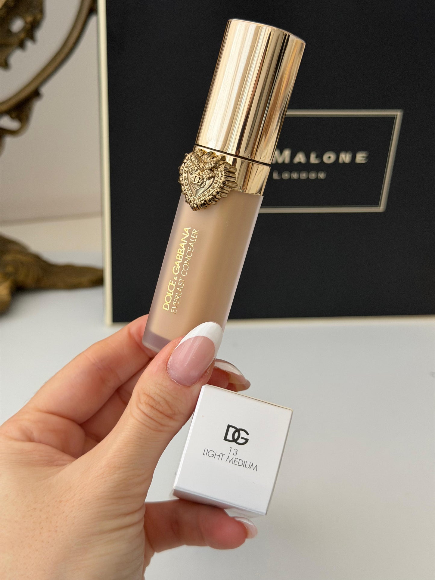 DOLCE&GABBANA Everlast Concealer 
24H Wear Crease-Proof Hydrating (13)