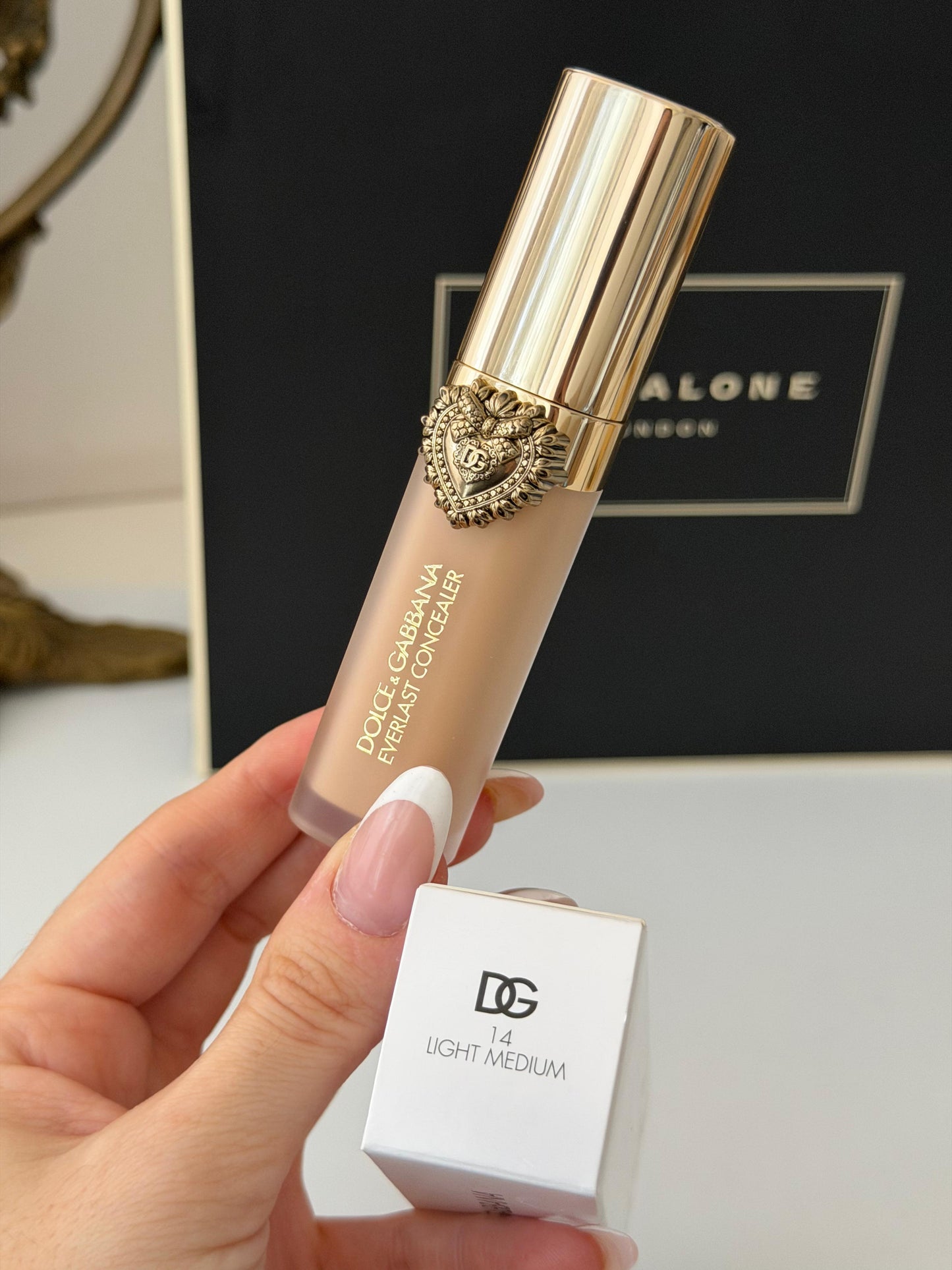 DOLCE&GABBANA Everlast Concealer 
24H Wear Crease-Proof Hydrating (14)