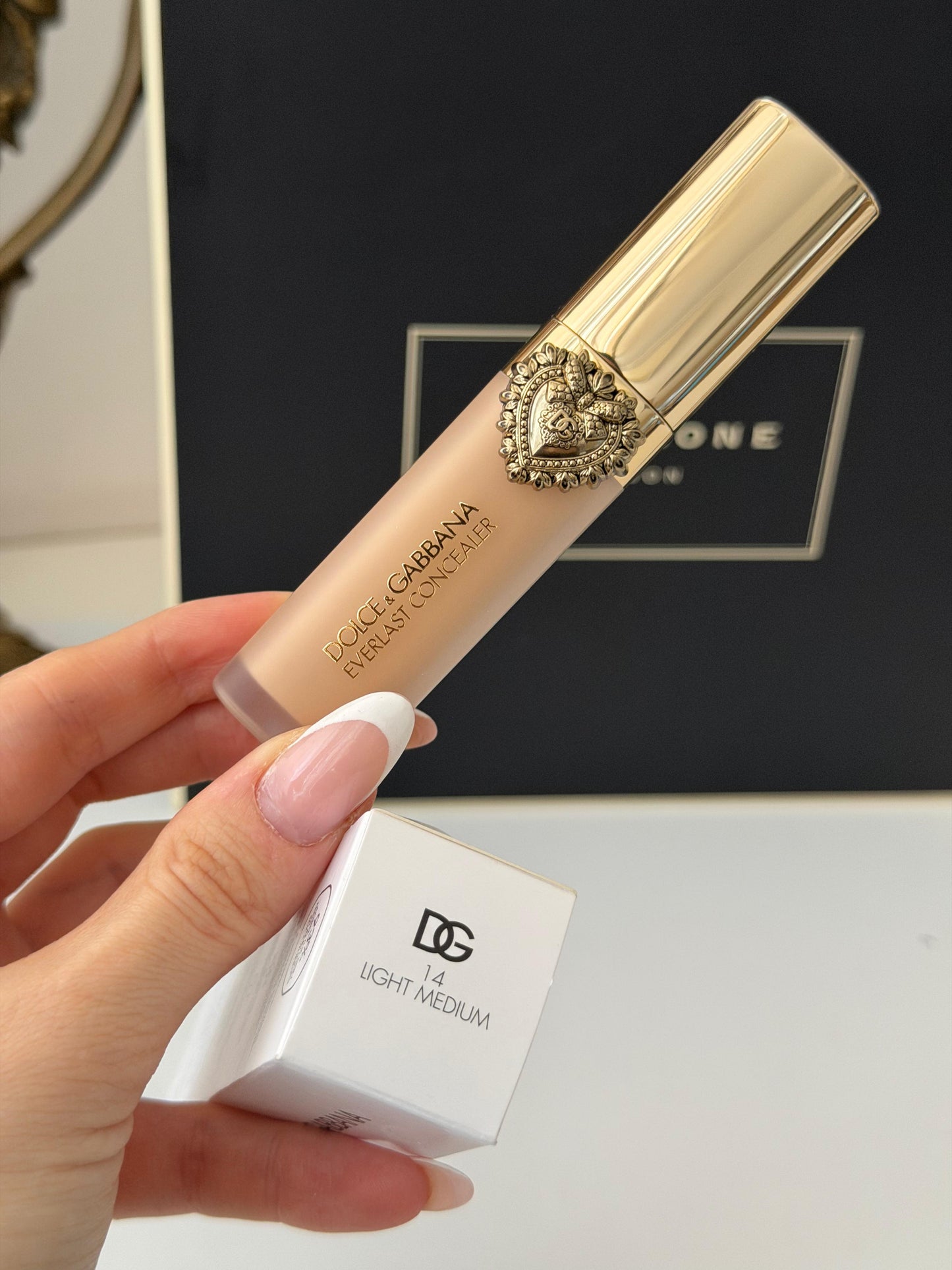 DOLCE&GABBANA Everlast Concealer 
24H Wear Crease-Proof Hydrating (14)