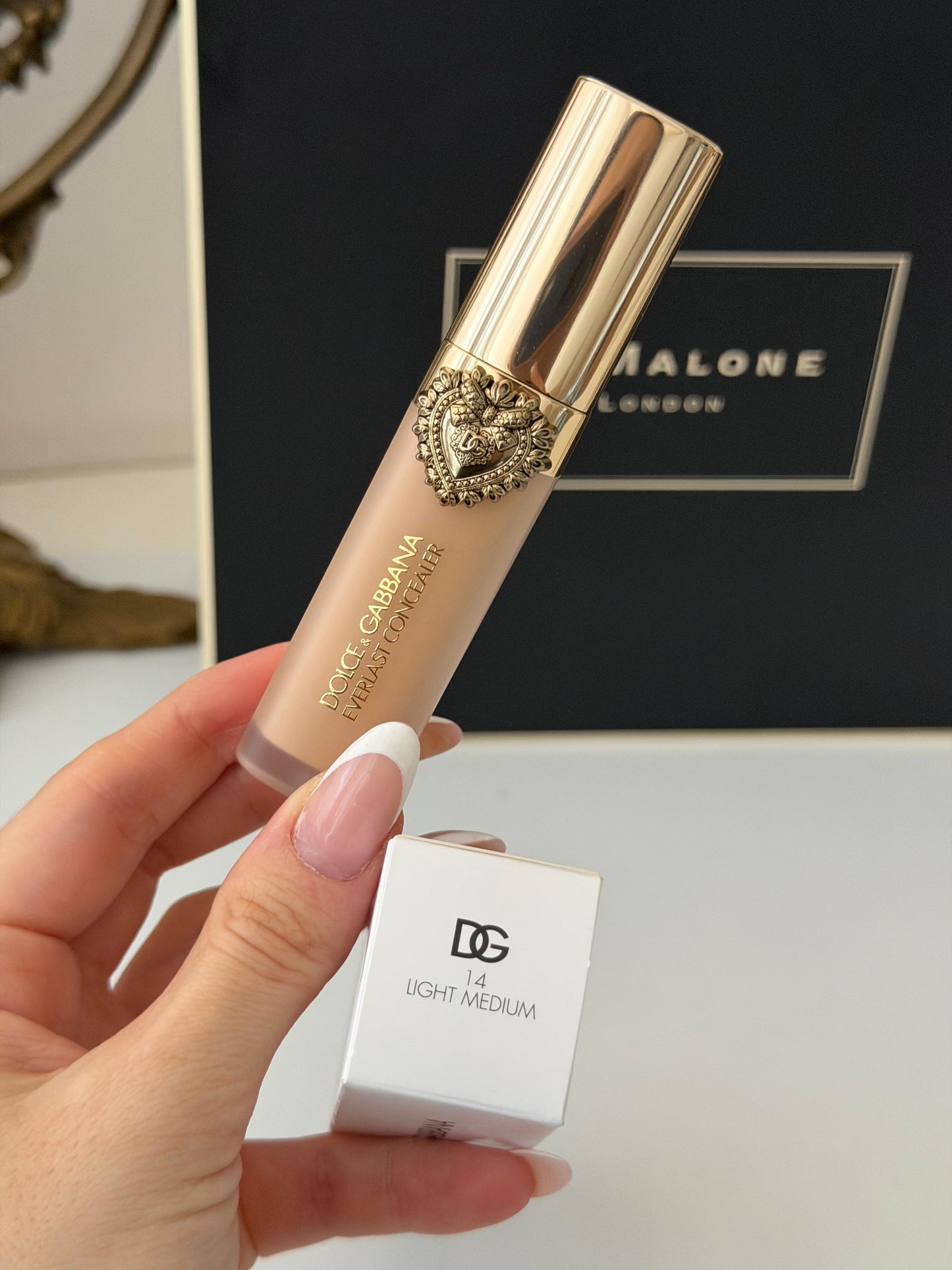 DOLCE&GABBANA Everlast Concealer 
24H Wear Crease-Proof Hydrating (14)