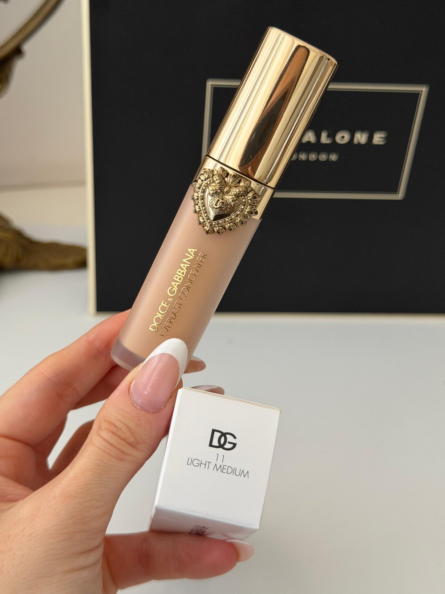 DOLCE&GABBANA Everlast Concealer 
24H Wear Crease-Proof Hydrating (11)