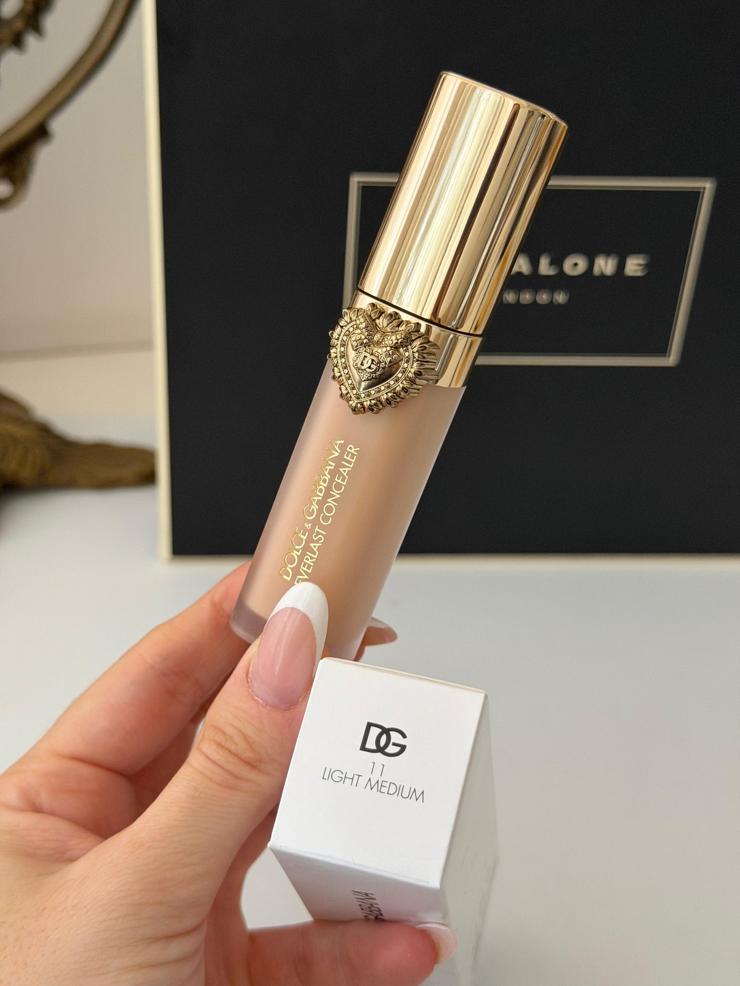 DOLCE&GABBANA Everlast Concealer 
24H Wear Crease-Proof Hydrating (11)