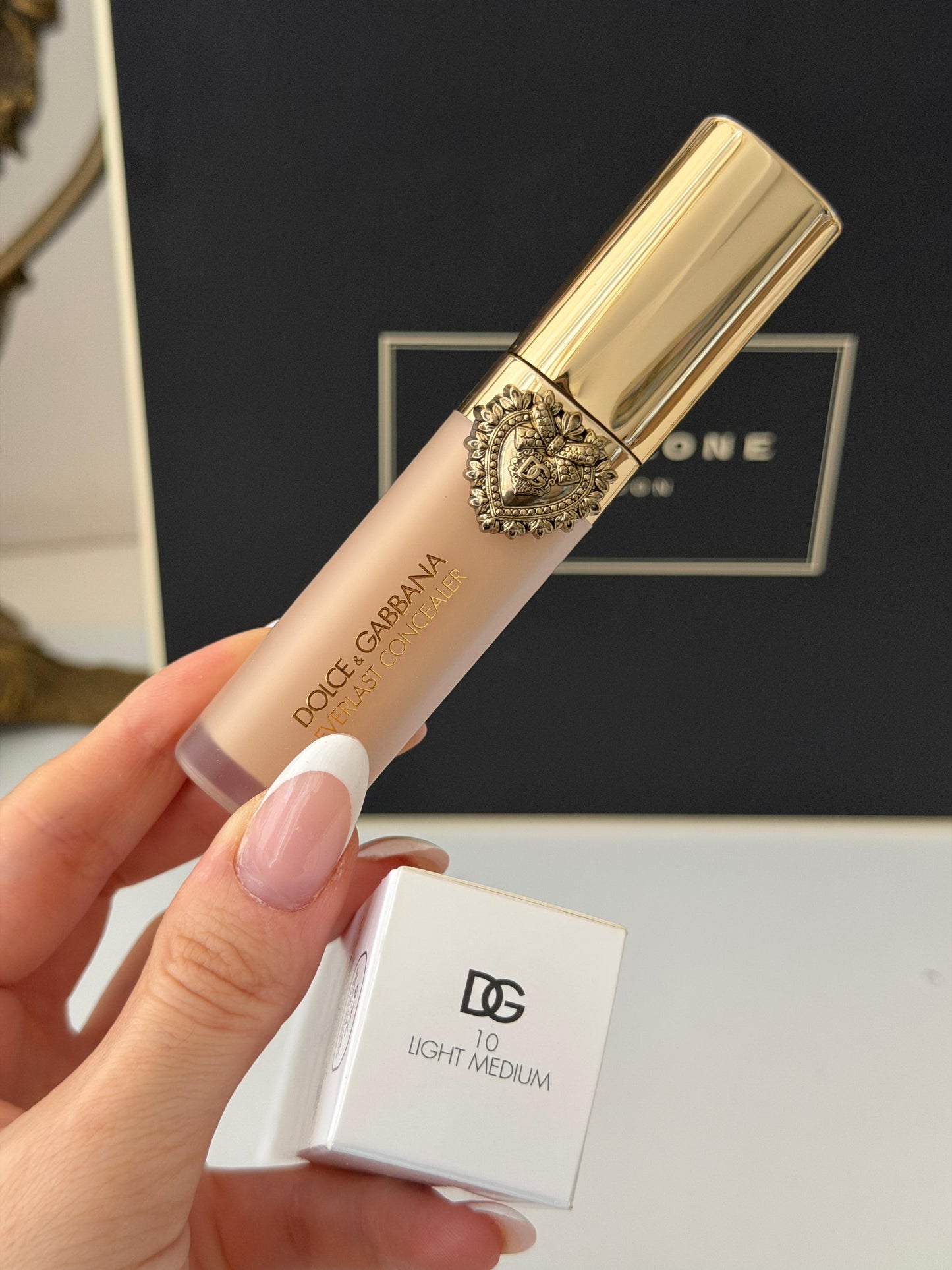 DOLCE&GABBANA Everlast Concealer 
24H Wear Crease-Proof Hydrating (10)