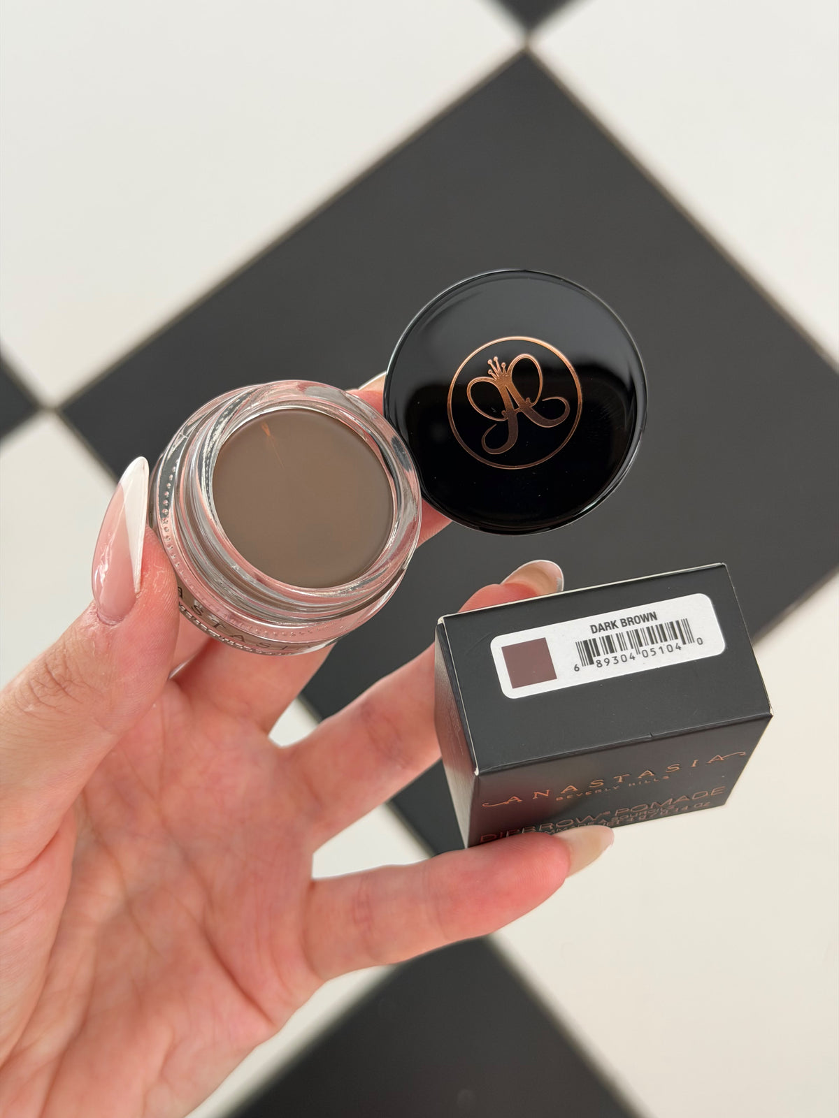 ANASTASIA BEVERLY HILLS Dipbrow Pomade - Dark Brown
Full-Pigment, Waterproof Eyebrow