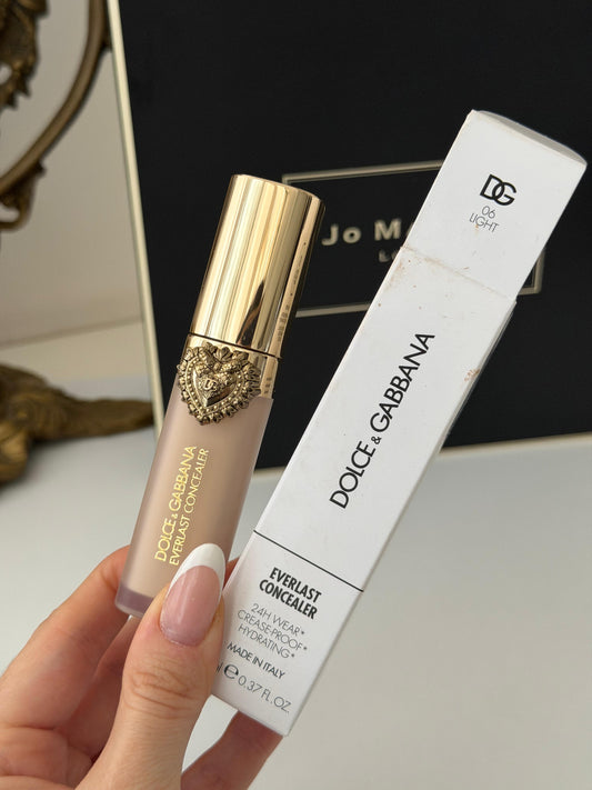 DOLCE&GABBANA Everlast Concealer 
24H Wear Crease-Proof Hydrating (06)