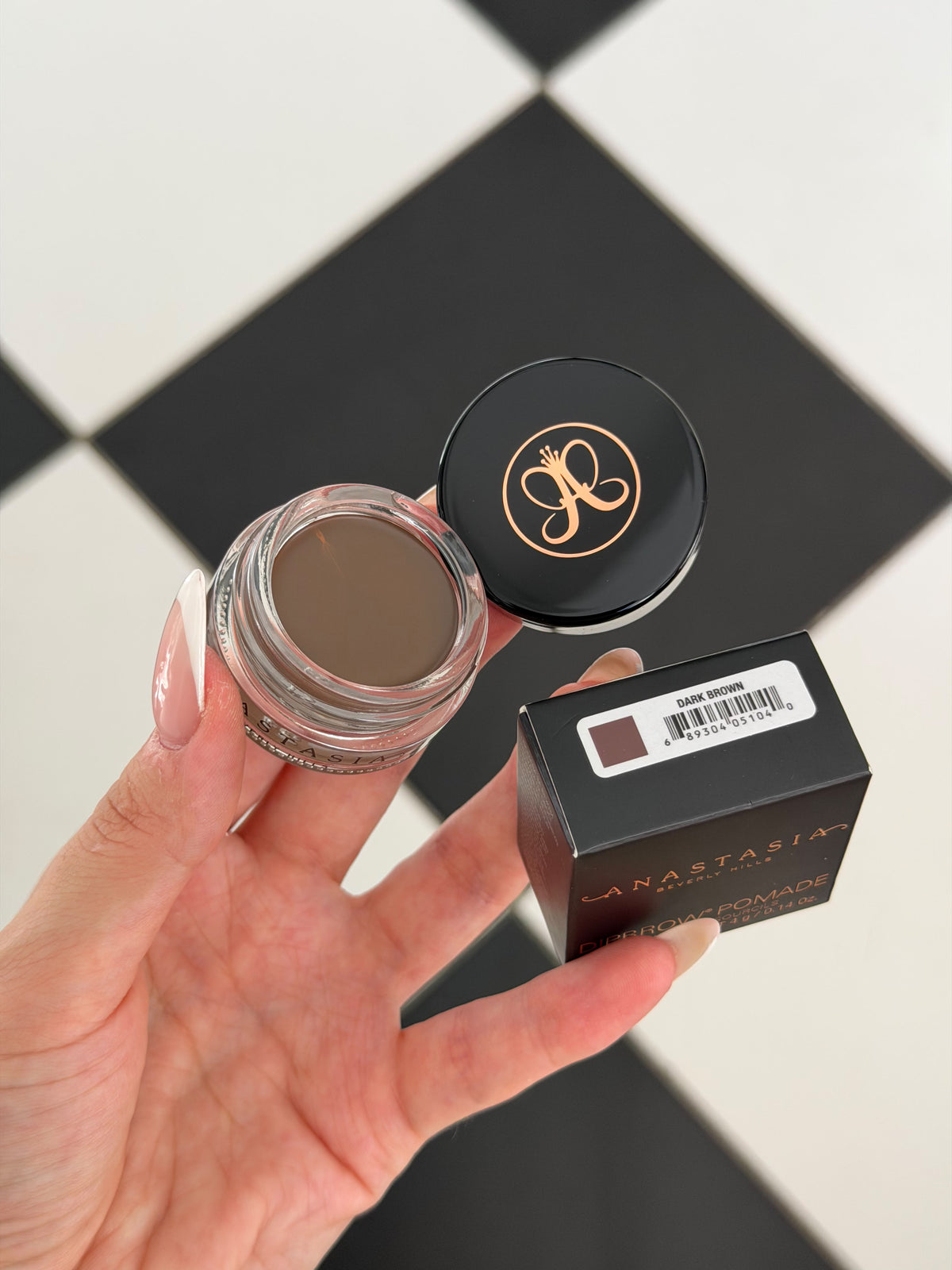 ANASTASIA BEVERLY HILLS Dipbrow Pomade - Dark Brown
Full-Pigment, Waterproof Eyebrow