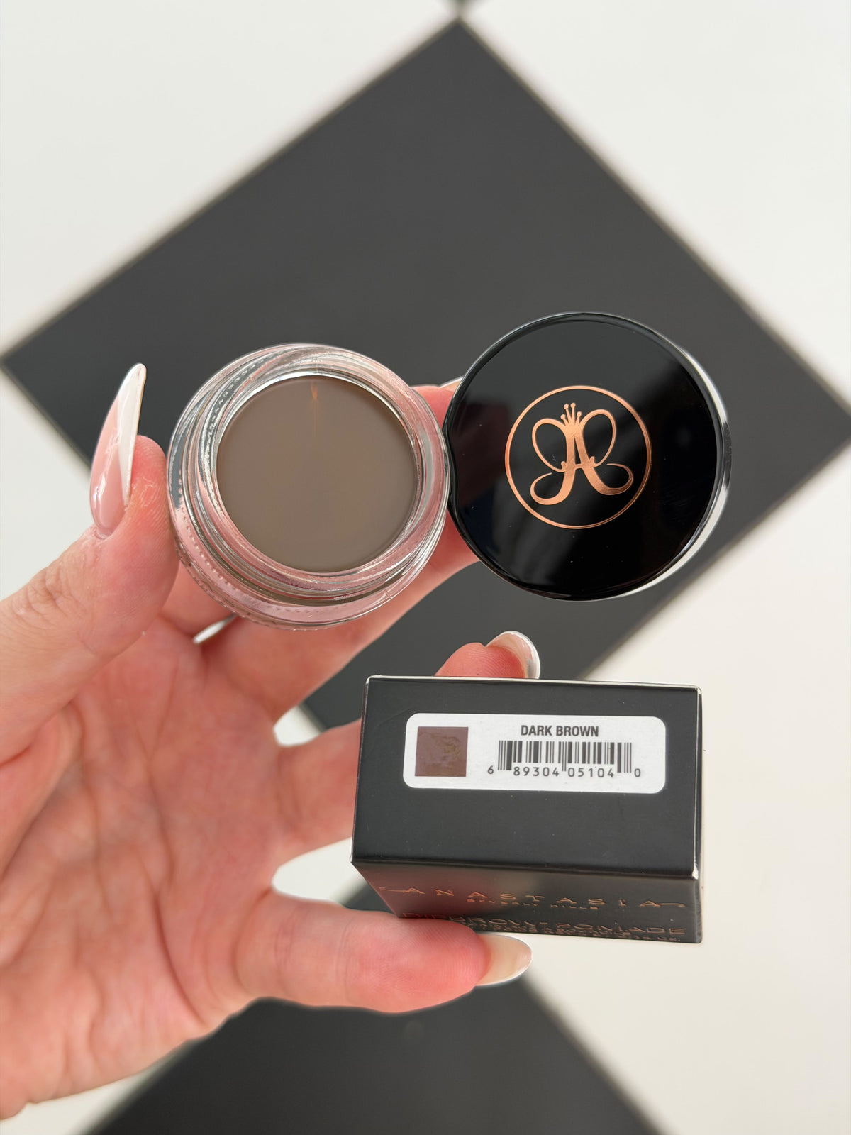 ANASTASIA BEVERLY HILLS Dipbrow Pomade - Dark Brown
Full-Pigment, Waterproof Eyebrow