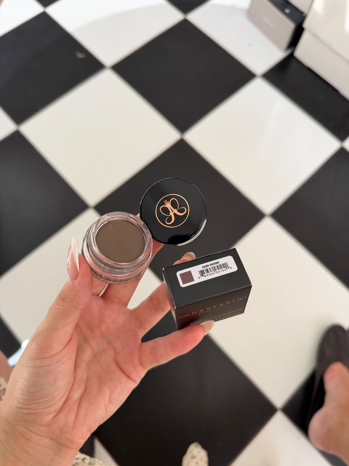 ANASTASIA BEVERLY HILLS Dipbrow Pomade - Dark Brown
Full-Pigment, Waterproof Eyebrow