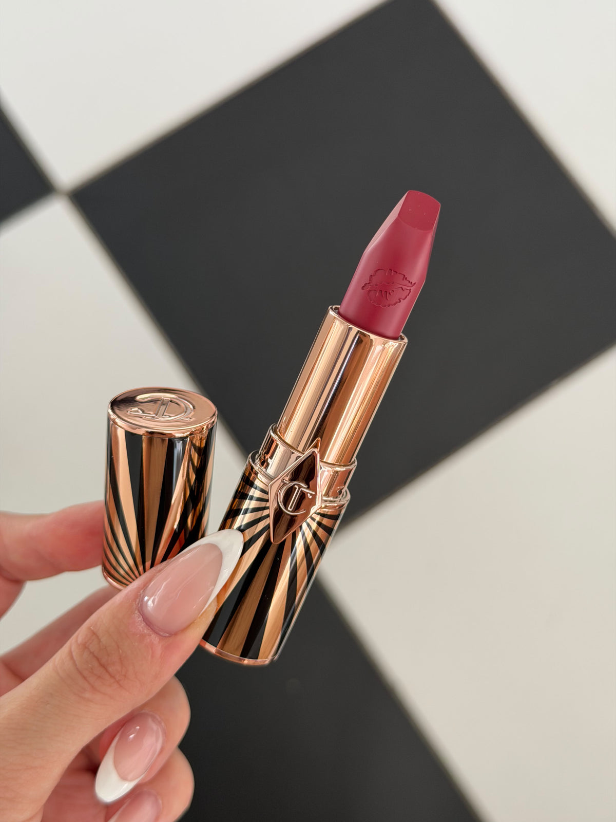 CHARLOTTE TILBURY
Hot Lips Lipstick - Amazing Amal