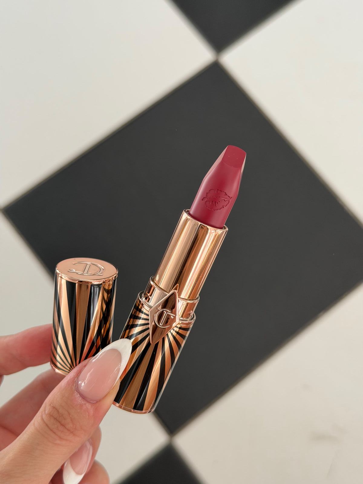 CHARLOTTE TILBURY
Hot Lips Lipstick - Amazing Amal