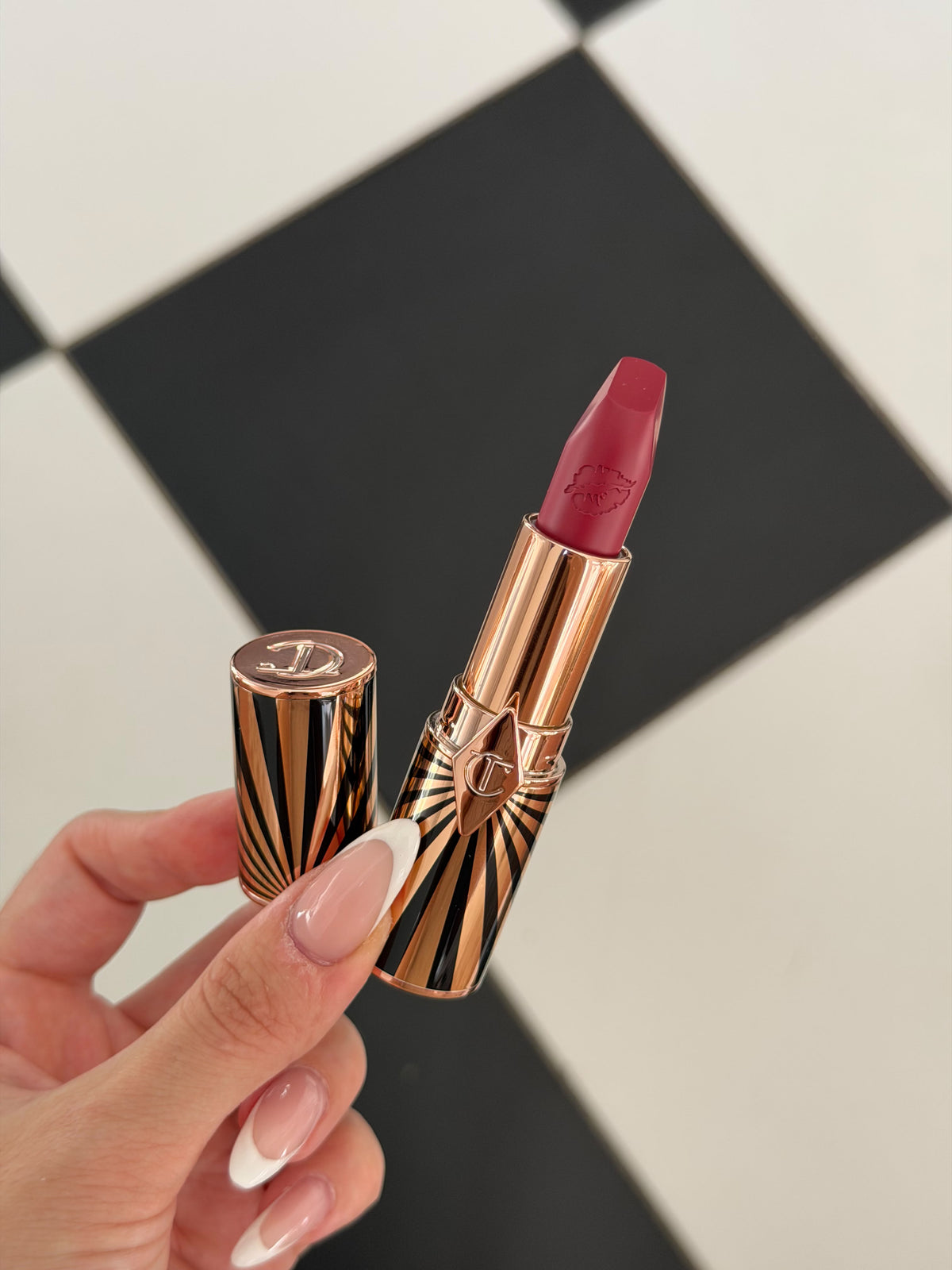 CHARLOTTE TILBURY
Hot Lips Lipstick - Amazing Amal