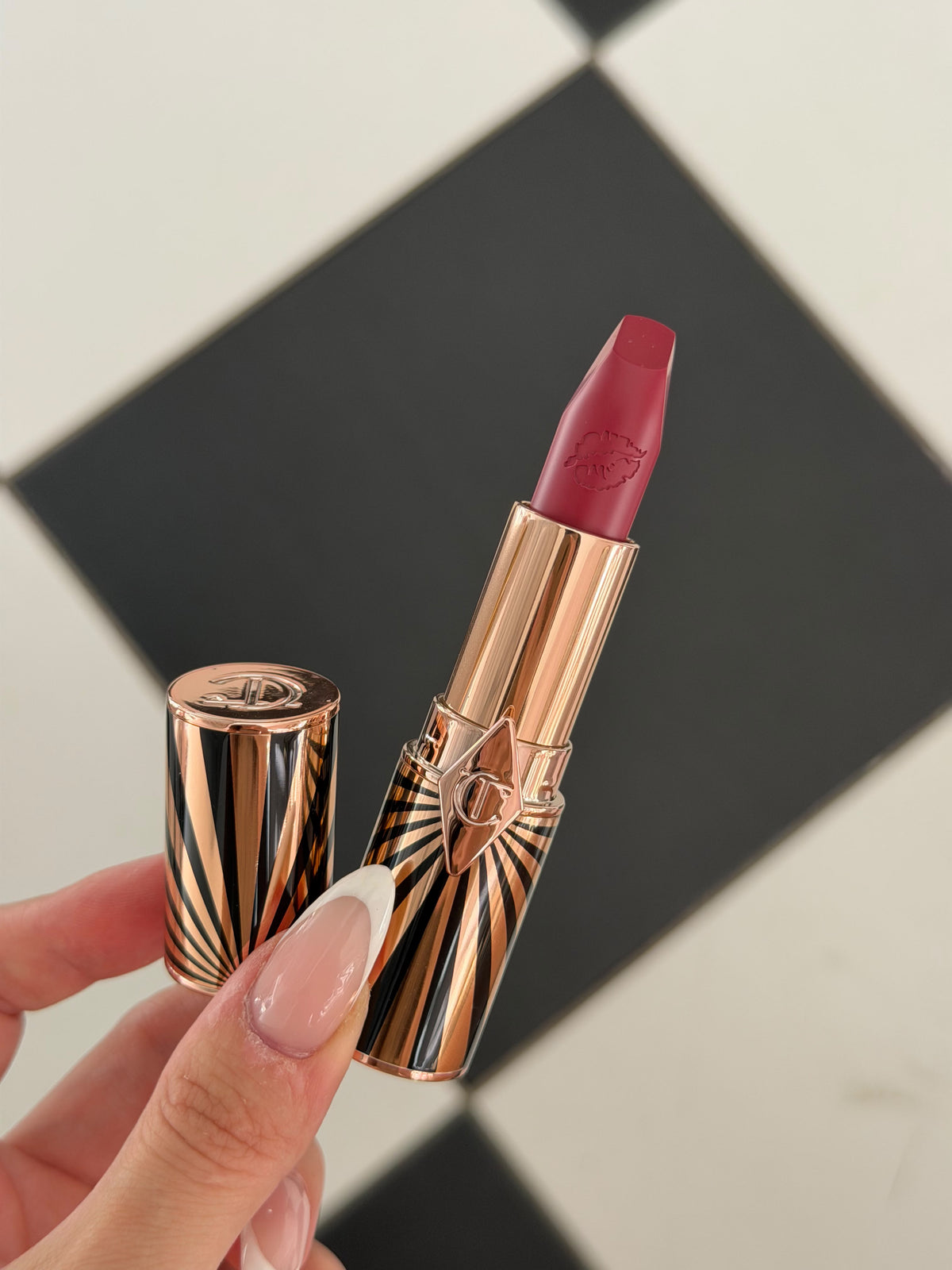 CHARLOTTE TILBURY
Hot Lips Lipstick - Amazing Amal