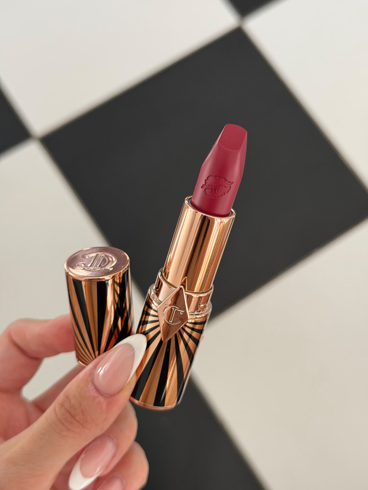 CHARLOTTE TILBURY
Hot Lips Lipstick - Amazing Amal