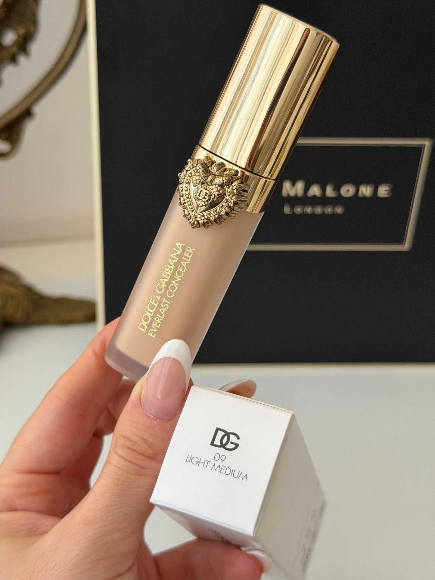 DOLCE&GABBANA Everlast Concealer 
24H Wear Crease-Proof Hydrating (09)