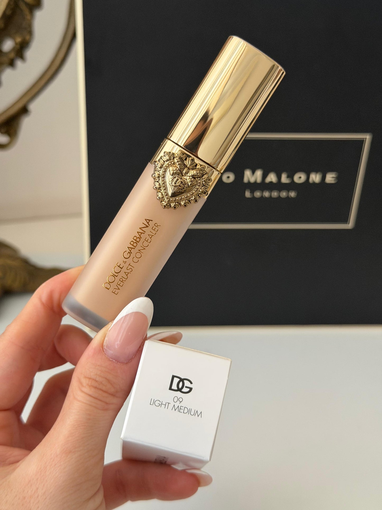 DOLCE&GABBANA Everlast Concealer 
24H Wear Crease-Proof Hydrating (09)