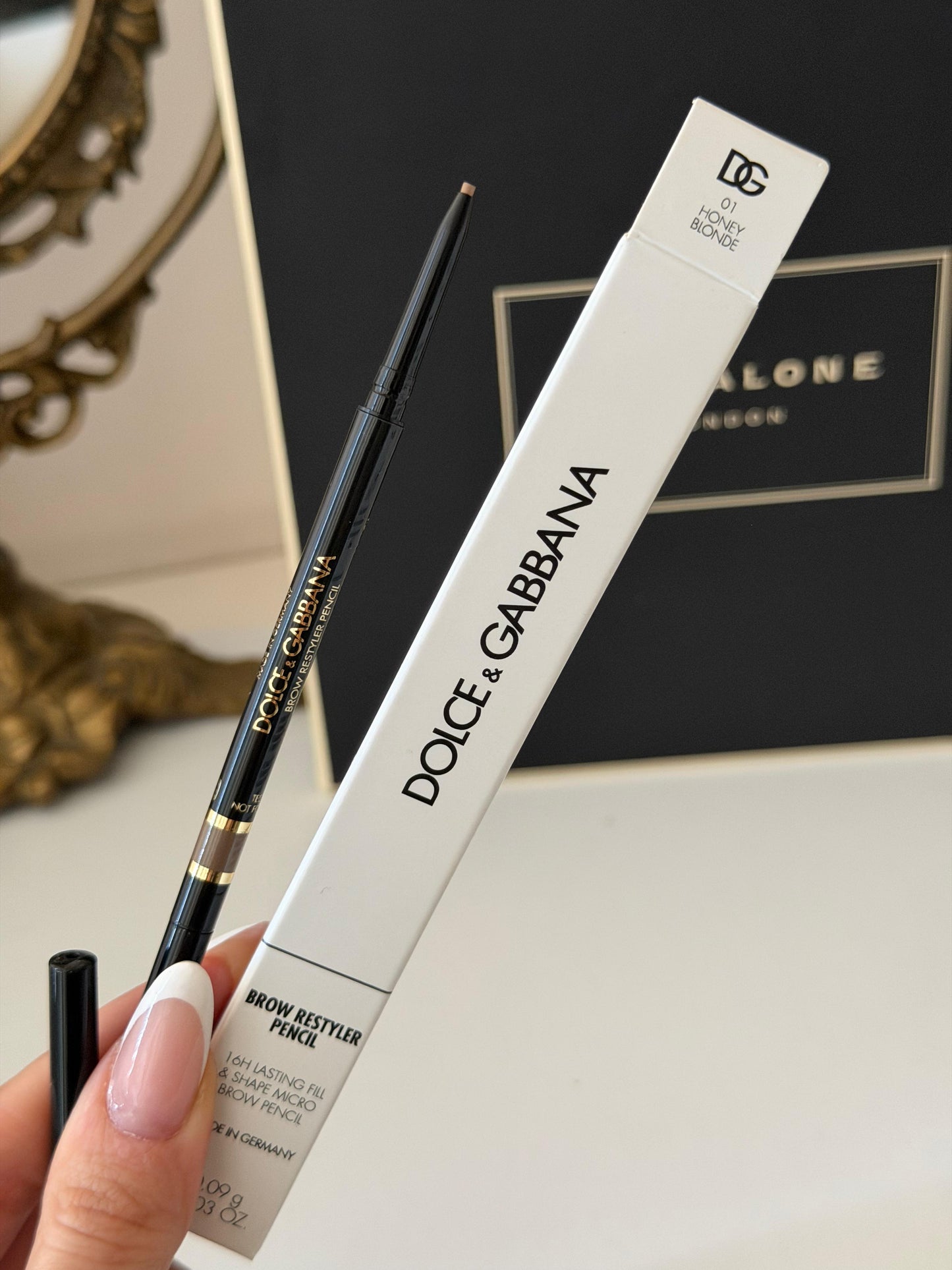 DOLCE&GABBANA Brow Restyler Pencil (01)
16H Lasting Fill & Shape Micro Brow Pencil