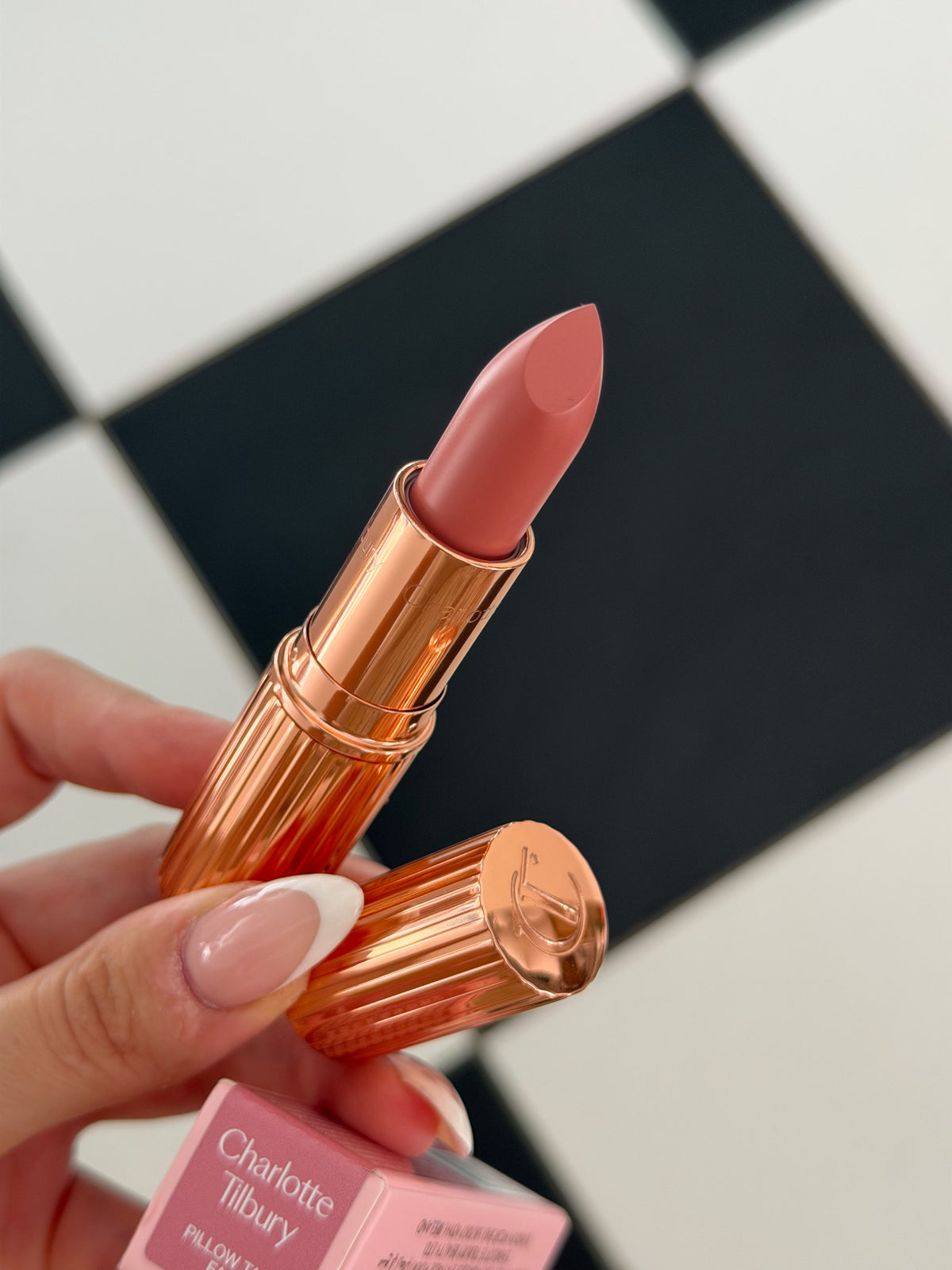 CHARLOTTE TILBURY Pillow Talk
Matte Revolution Long-Lasting Lipstick - Pillow Talk Fair