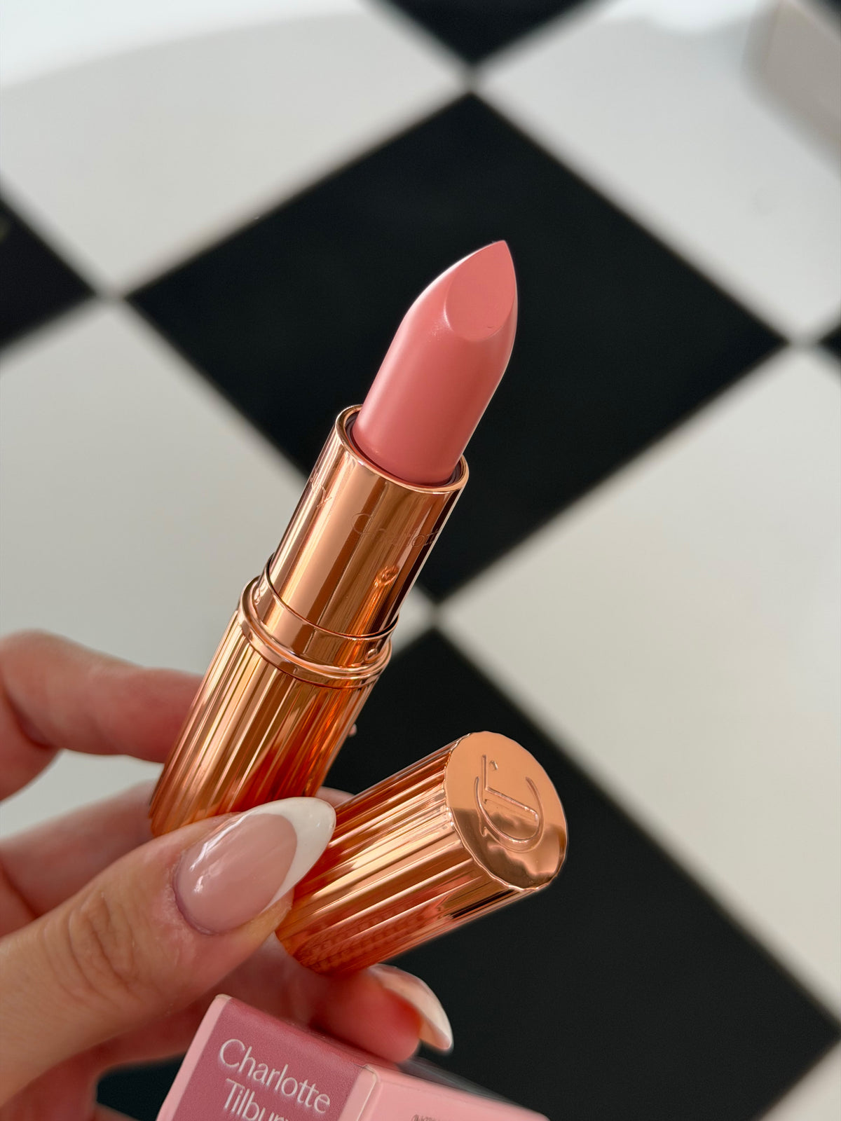 CHARLOTTE TILBURY Pillow Talk
Matte Revolution Long-Lasting Lipstick - Pillow Talk Fair