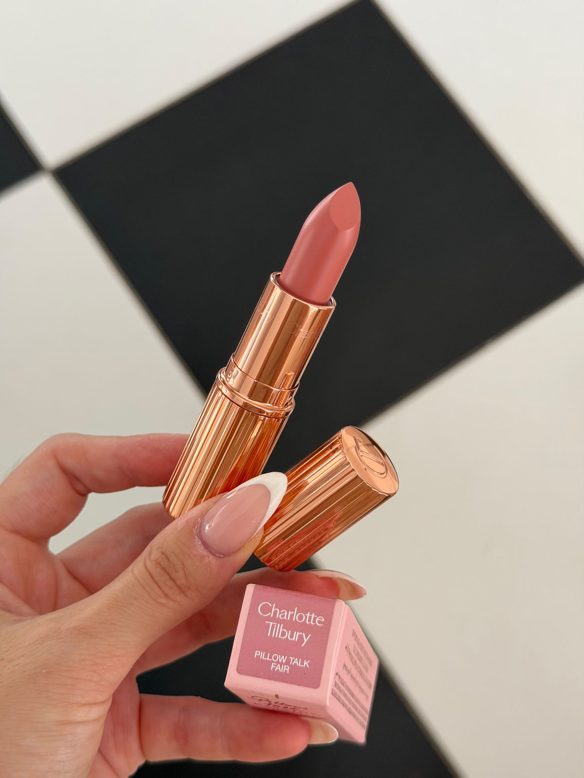 CHARLOTTE TILBURY Pillow Talk
Matte Revolution Long-Lasting Lipstick - Pillow Talk Fair