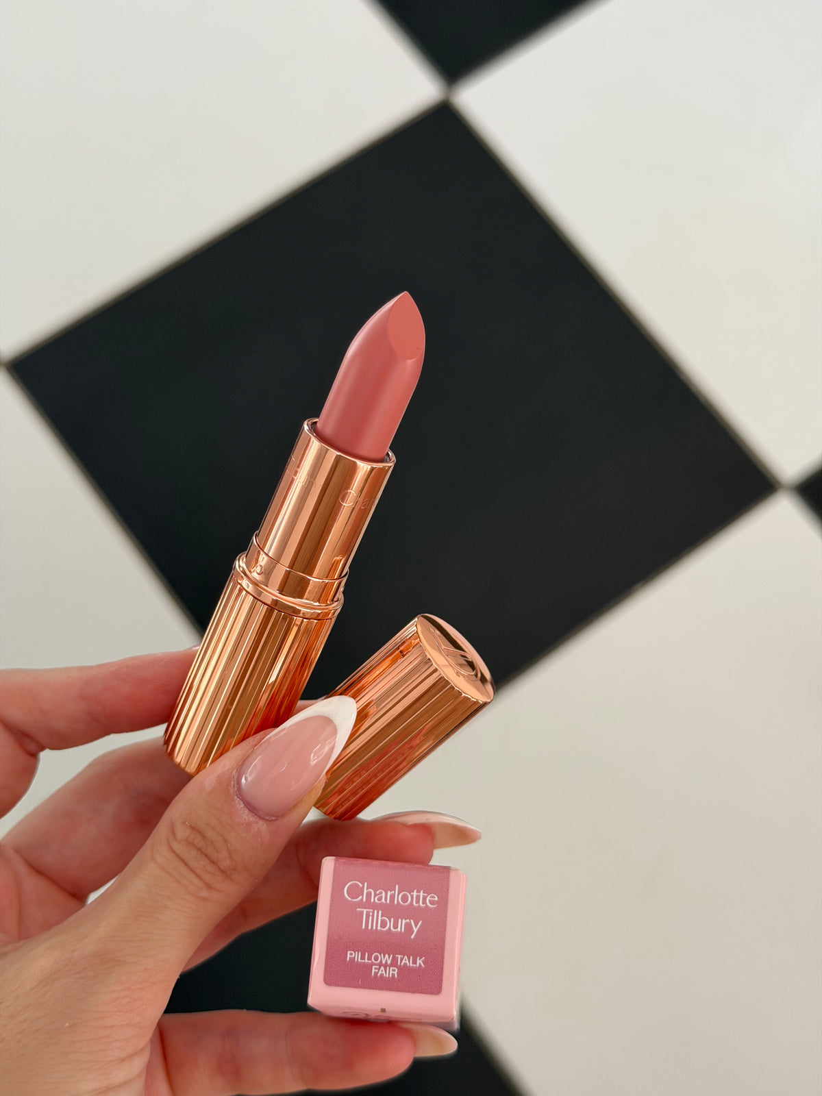 CHARLOTTE TILBURY Pillow Talk
Matte Revolution Long-Lasting Lipstick - Pillow Talk Fair