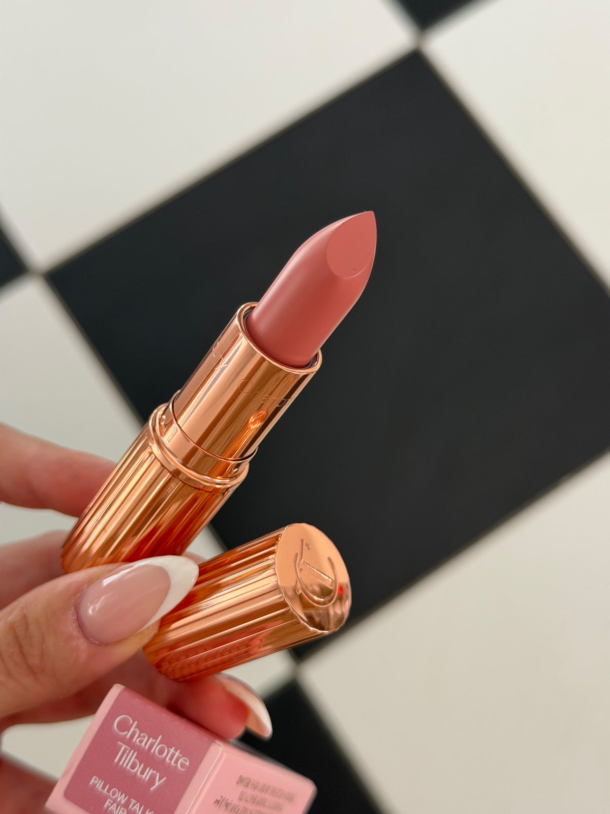 CHARLOTTE TILBURY Pillow Talk
Matte Revolution Long-Lasting Lipstick - Pillow Talk Fair