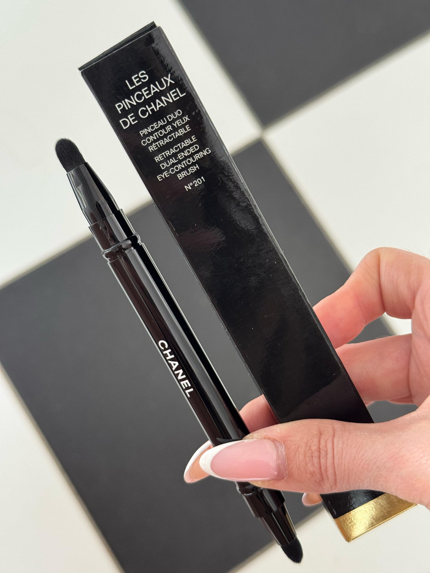 CHANEL Les Pinceaux De Chanel
Retractable Dual-Ended Eye-Contouring Brush N°201