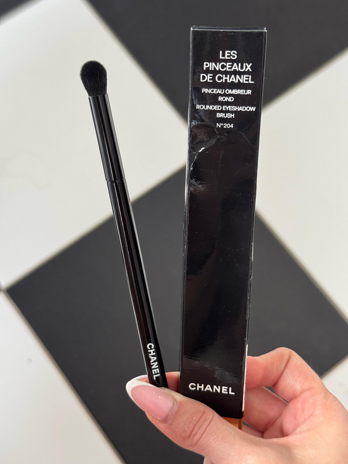 CHANEL Les Pinceaux De Chanel
Rounded Eyeshadow Brush N°204