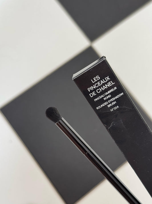 CHANEL Les Pinceaux De Chanel
Rounded Eyeshadow Brush N°204