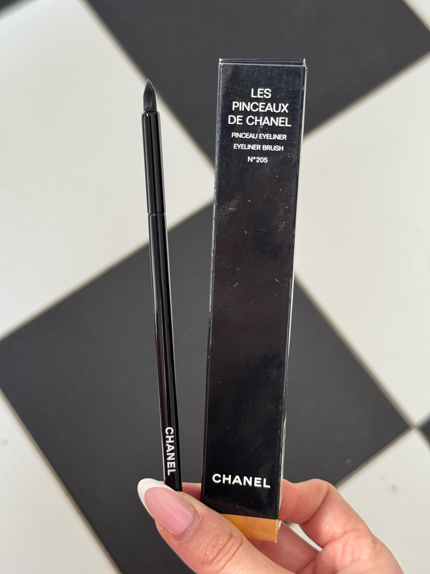 CHANEL Les Pinceaux De Chanel
Eyeliner Brush N°205